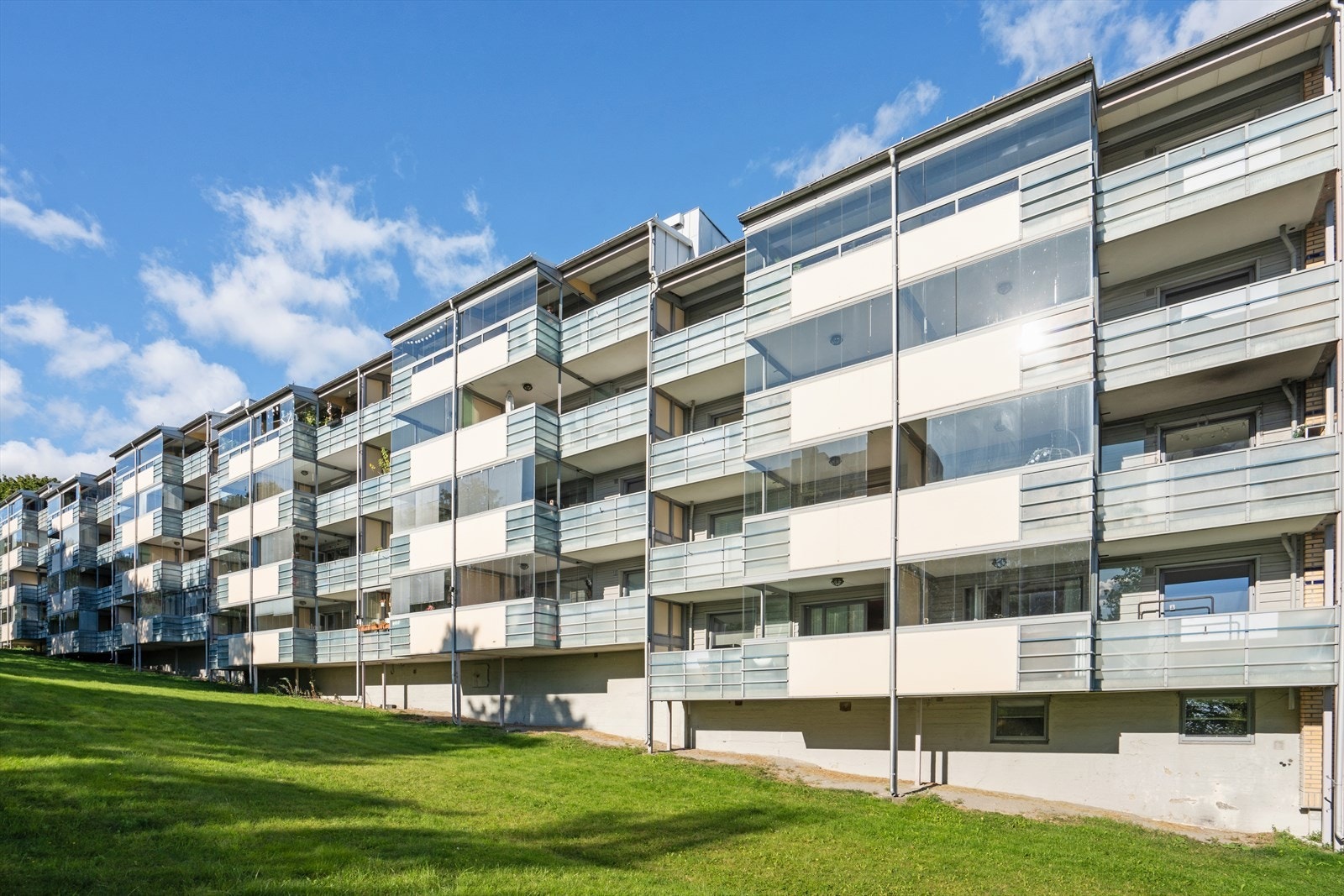 Innglassede balkonger gir ekstra beskyttelse og utvider bruksmulighetene året rundt. Galleribilde