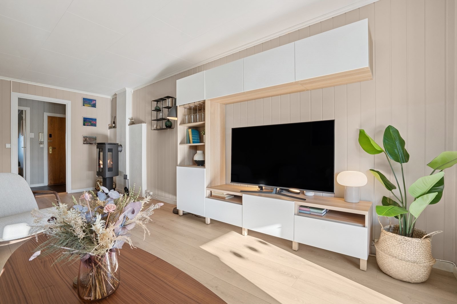 I stuen er det god plass til sofagruppe, mediemøblement og spisegruppe. Det er i tillegg montert en moderne vedovn her. Galleribilde