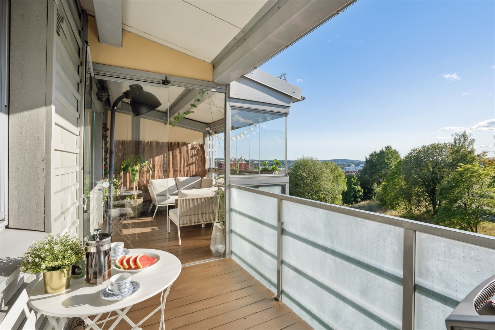 Dette er en lys og moderne 3-roms toppleilighet i fjerde etasje, med en av områdets beste beliggenheter. Galleribilde