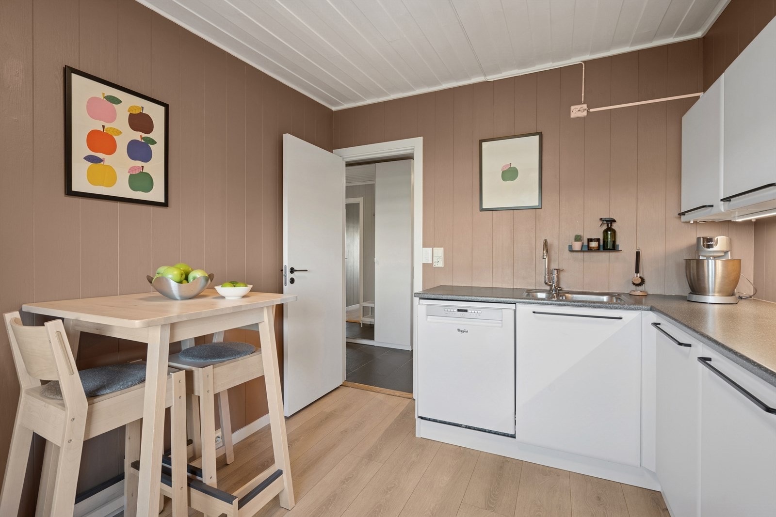 Kjøkkenet er utstyrt med komfyr og platetopp, samt vannstoppsystem for ekstra trygghet. Galleribilde