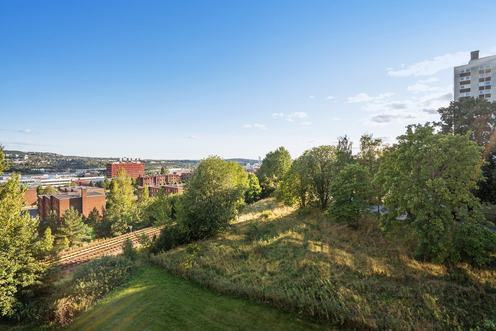 Balkongen byr på en flott utsikt over dalen og fellesområdet. Galleribilde