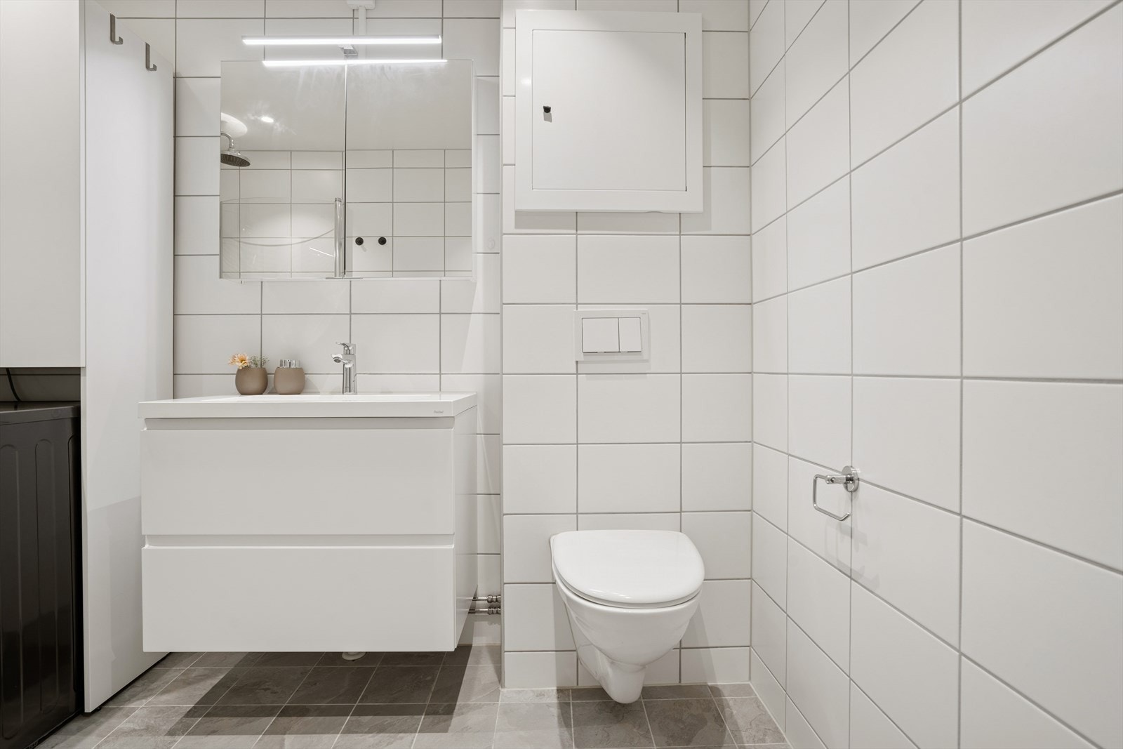 Flislagt bad med varmekabler i gulvet og downlights i himlingen. Galleribilde