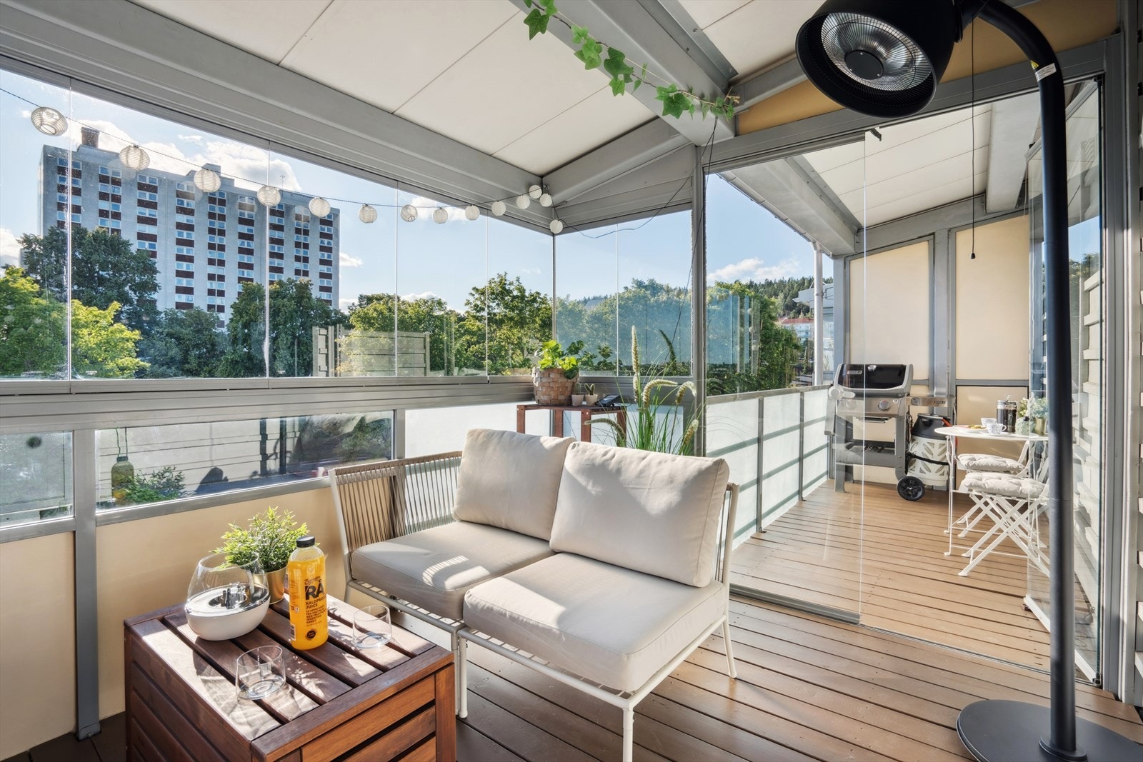 Den innglassede delen gir ekstra bruksmuligheter og kan fungere som en lun uteplass store deler av året, mens den åpne delen er perfekt for solrike dager. Galleribilde