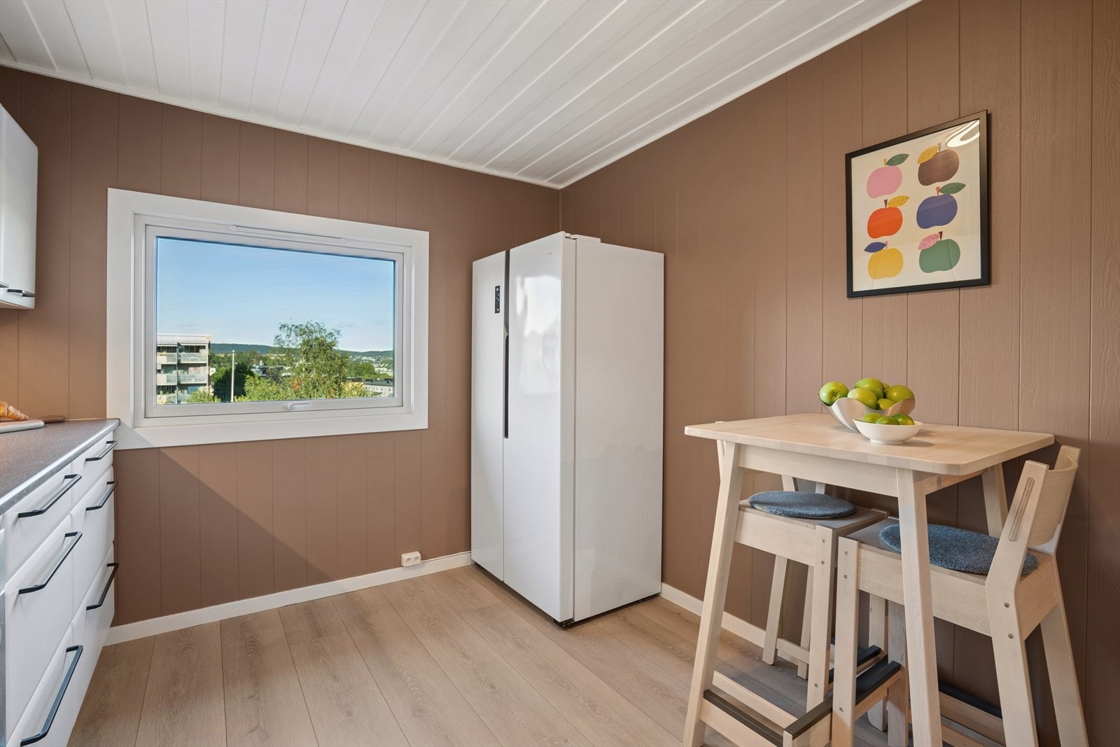 Plass til spisebord ved vinduet hvor du kan nyte utsikten. Galleribilde