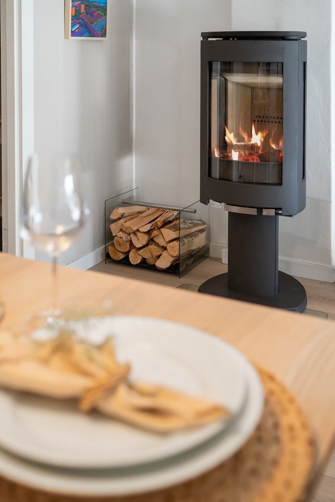 Vedovn som varmer godt på kjølige høst- og vinterdager. Galleribilde