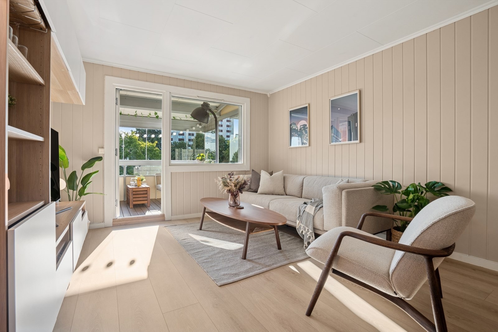 Boligen har en gjennomgående planløsning med store vindusflater som slipper inn rikelig med naturlig lys. Galleribilde