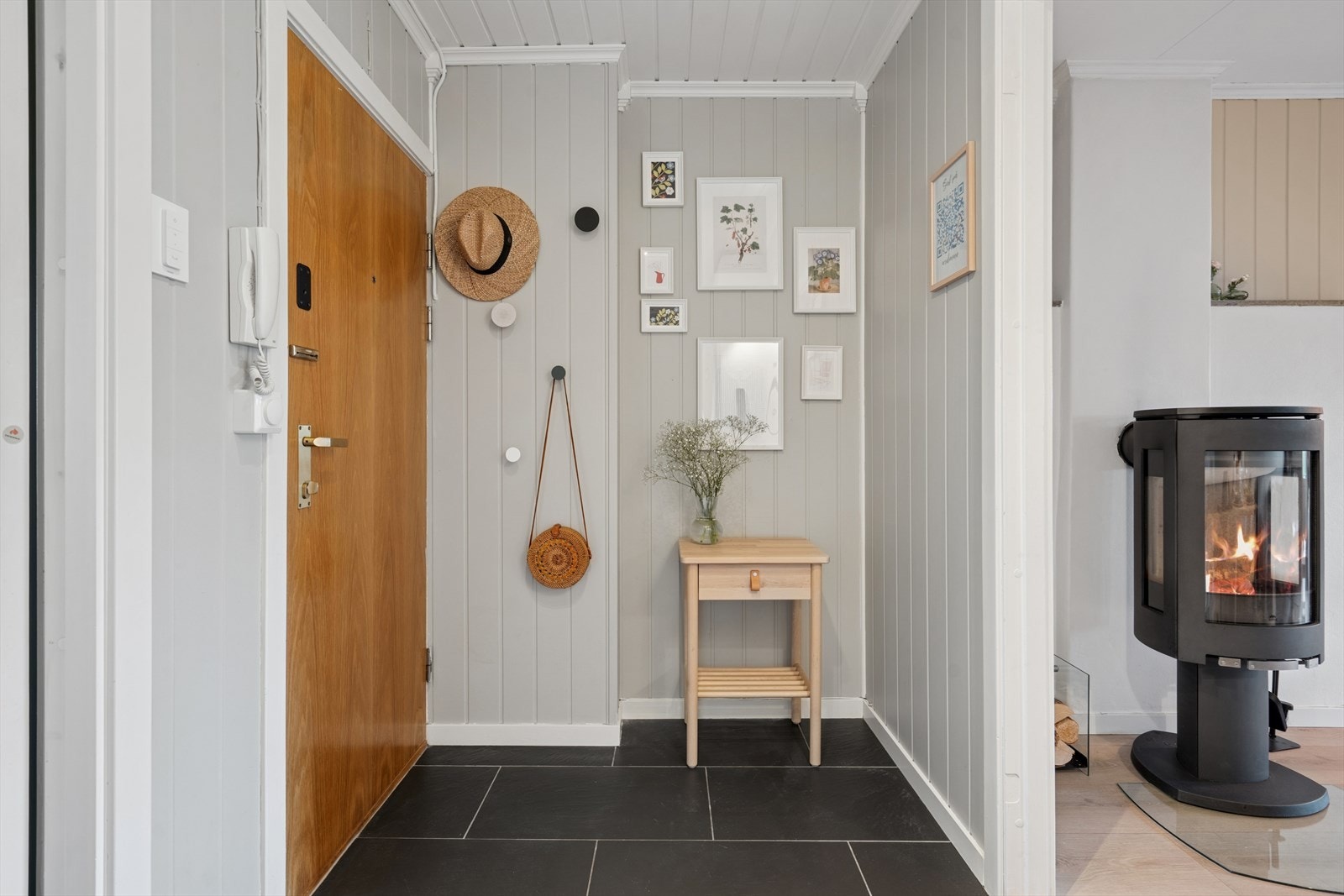 Adkomst til leiligheten skjer via trapp, og allerede i den flislagte entréen får du et godt inntrykk av standarden som preger hele boligen. Galleribilde