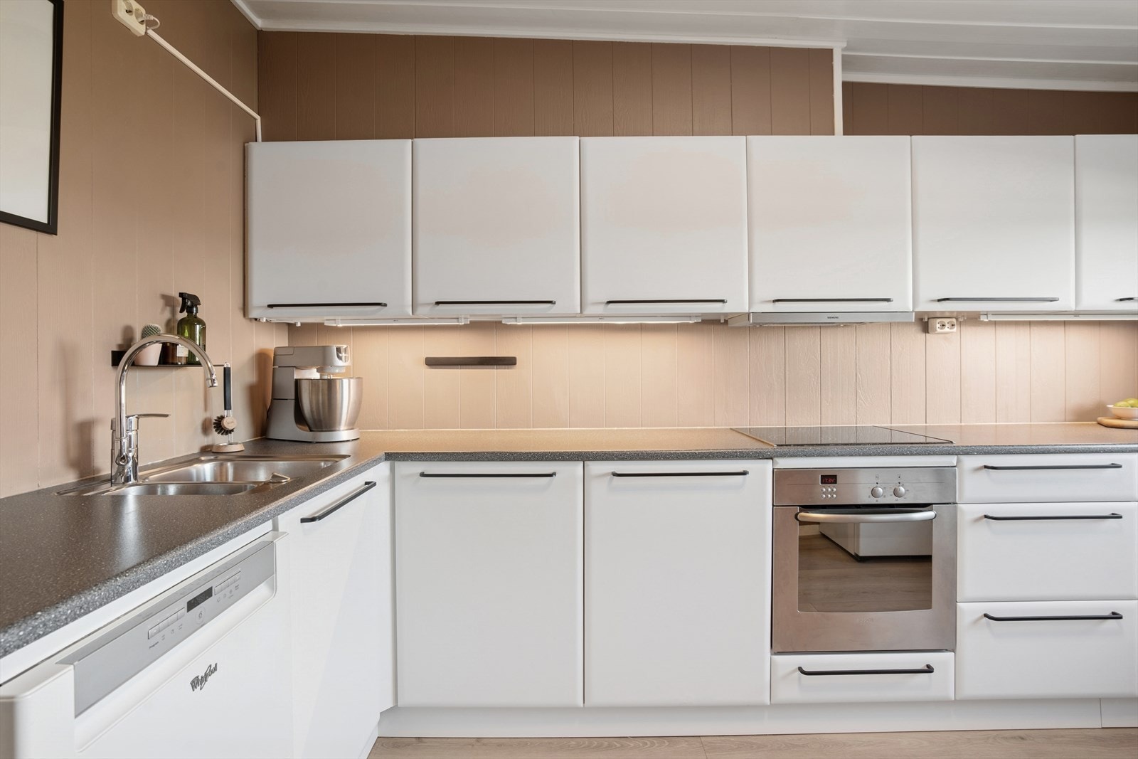 Kjøkkenet er godt utnyttet med smarte løsninger som gir rikelig med både arbeids- og oppbevaringsplass. Galleribilde