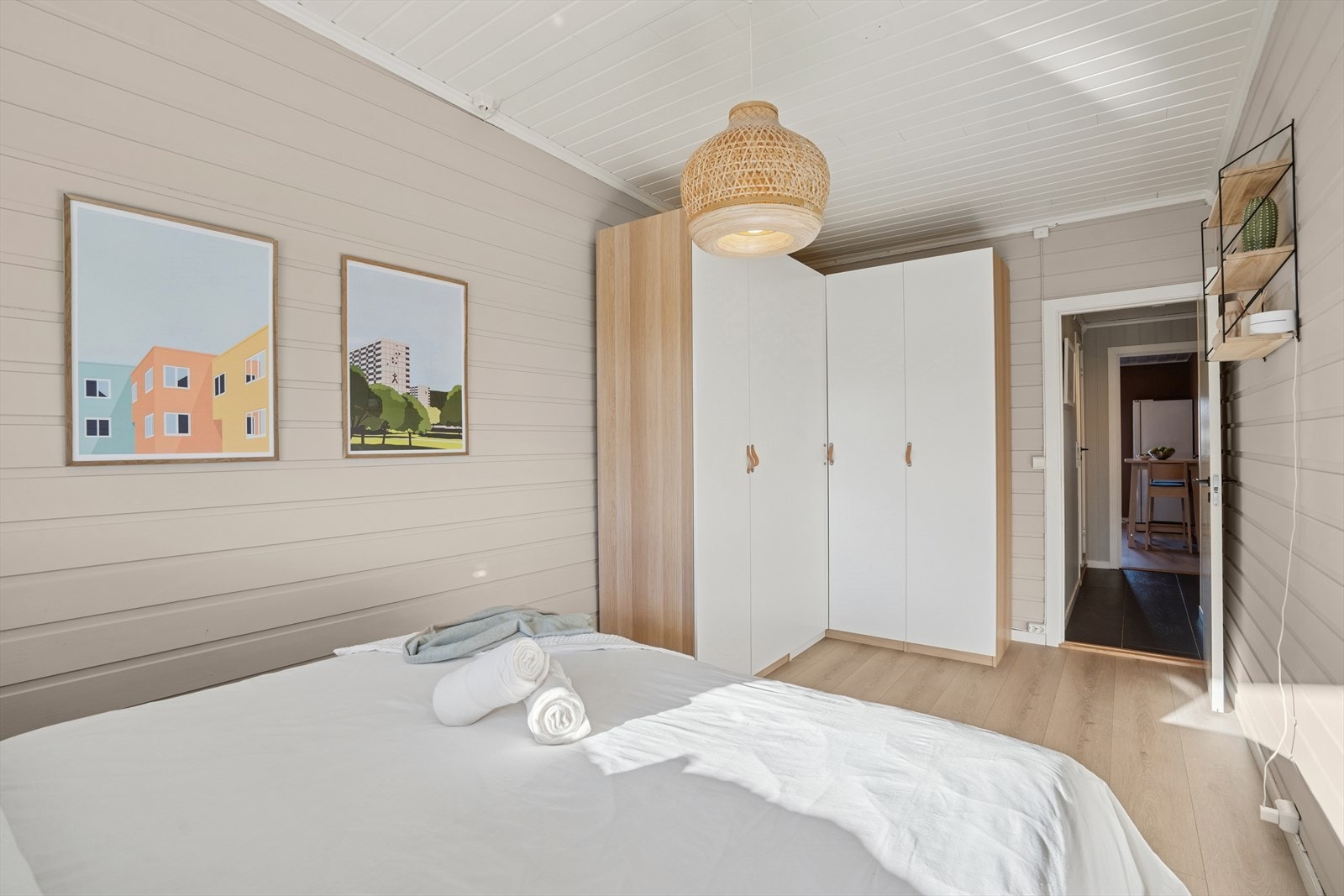 Hovedsoverommet har praktisk garderobe og plass til stor dobbeltseng med nattbord. Galleribilde