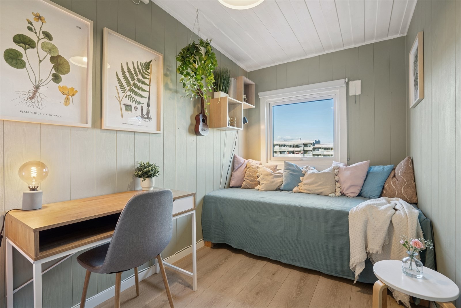 Soverom 2 har god plass til seng og kontorplass. Galleribilde