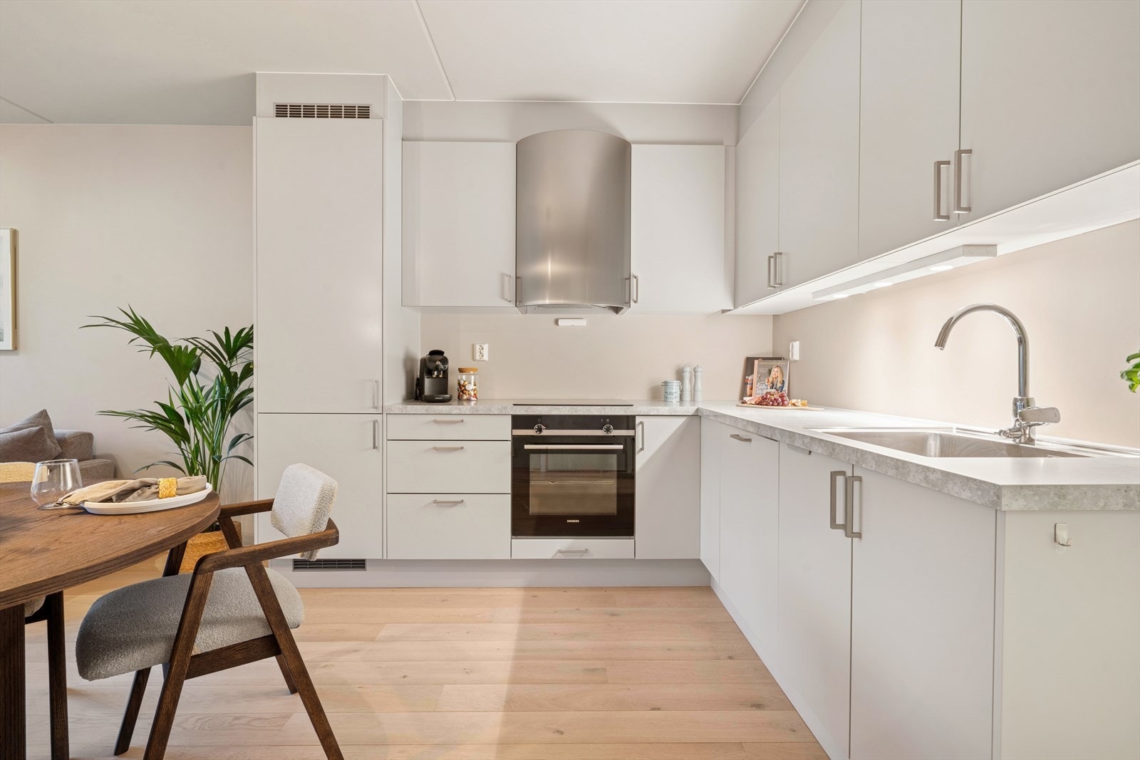 Innredet med blant annet profilerte fronter, ventilator over platetopp og lys under overskap Galleribilde