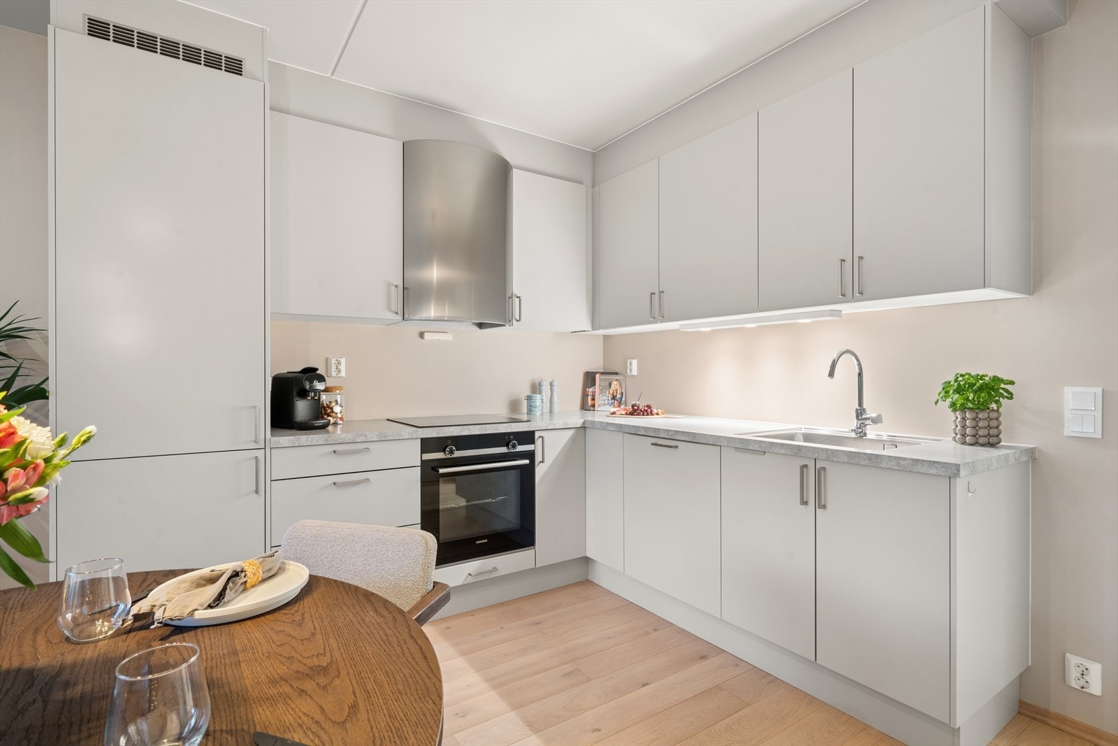 Praktisk og moderne med lyse fronter samt fine arbeidsflater Galleribilde