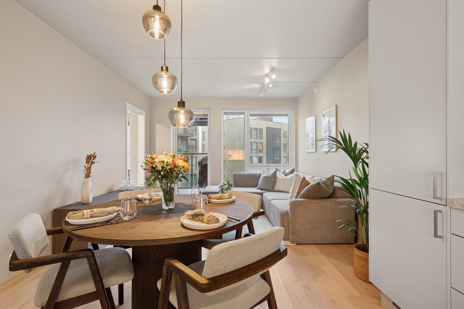 Åpen løsning bidrar til god plass til møblering og gjør at boligen er godt tilrettelagt for et sosialt liv med familie og gode venner Galleribilde