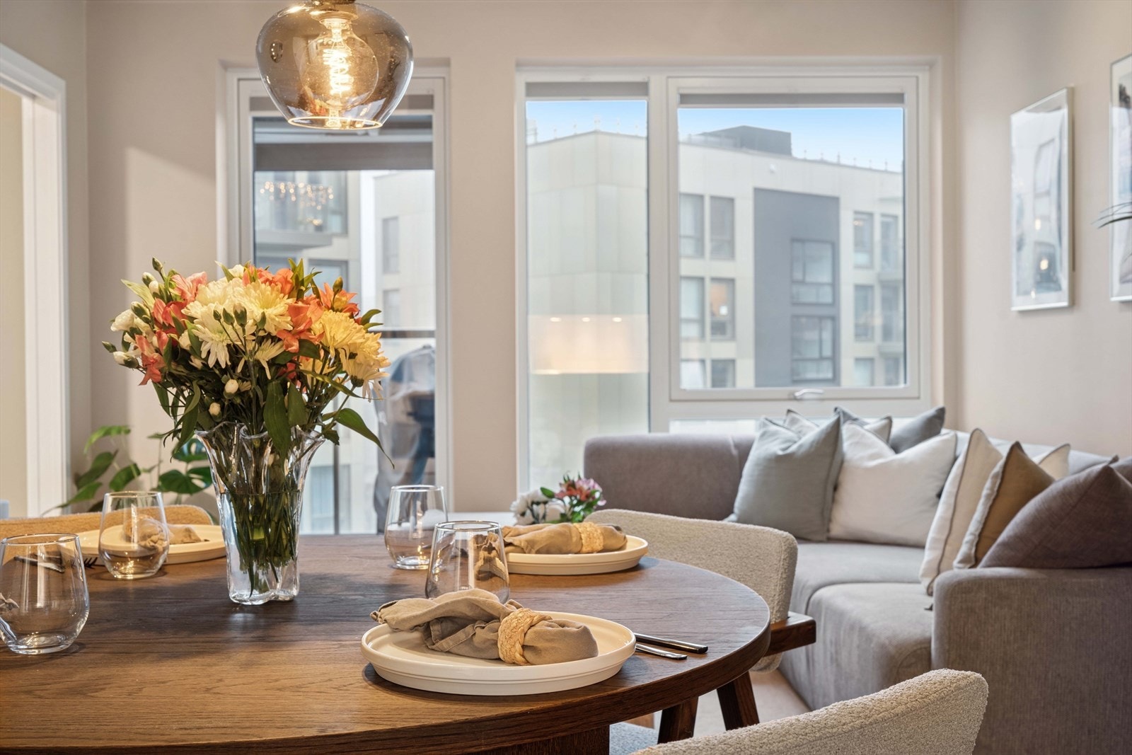 Hyggelig spisestue i naturlig tilknytning til kjøkkenet Galleribilde