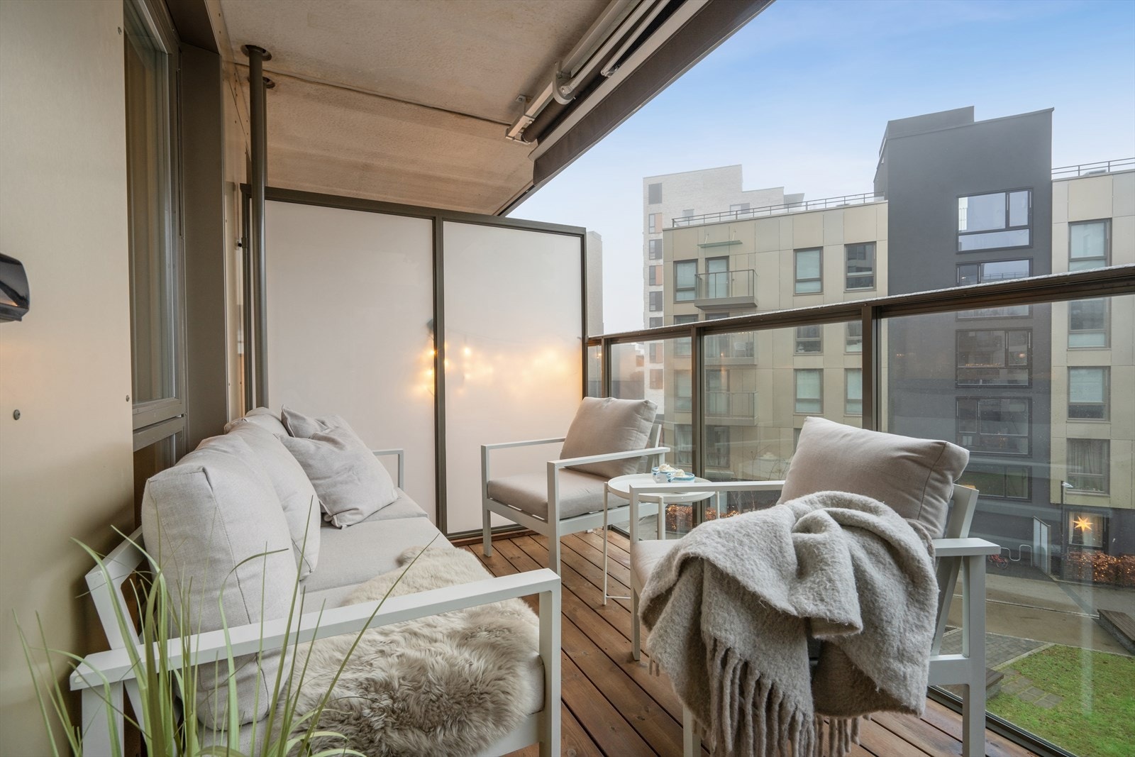 God plass til grill og utemøblement på balkongen Galleribilde