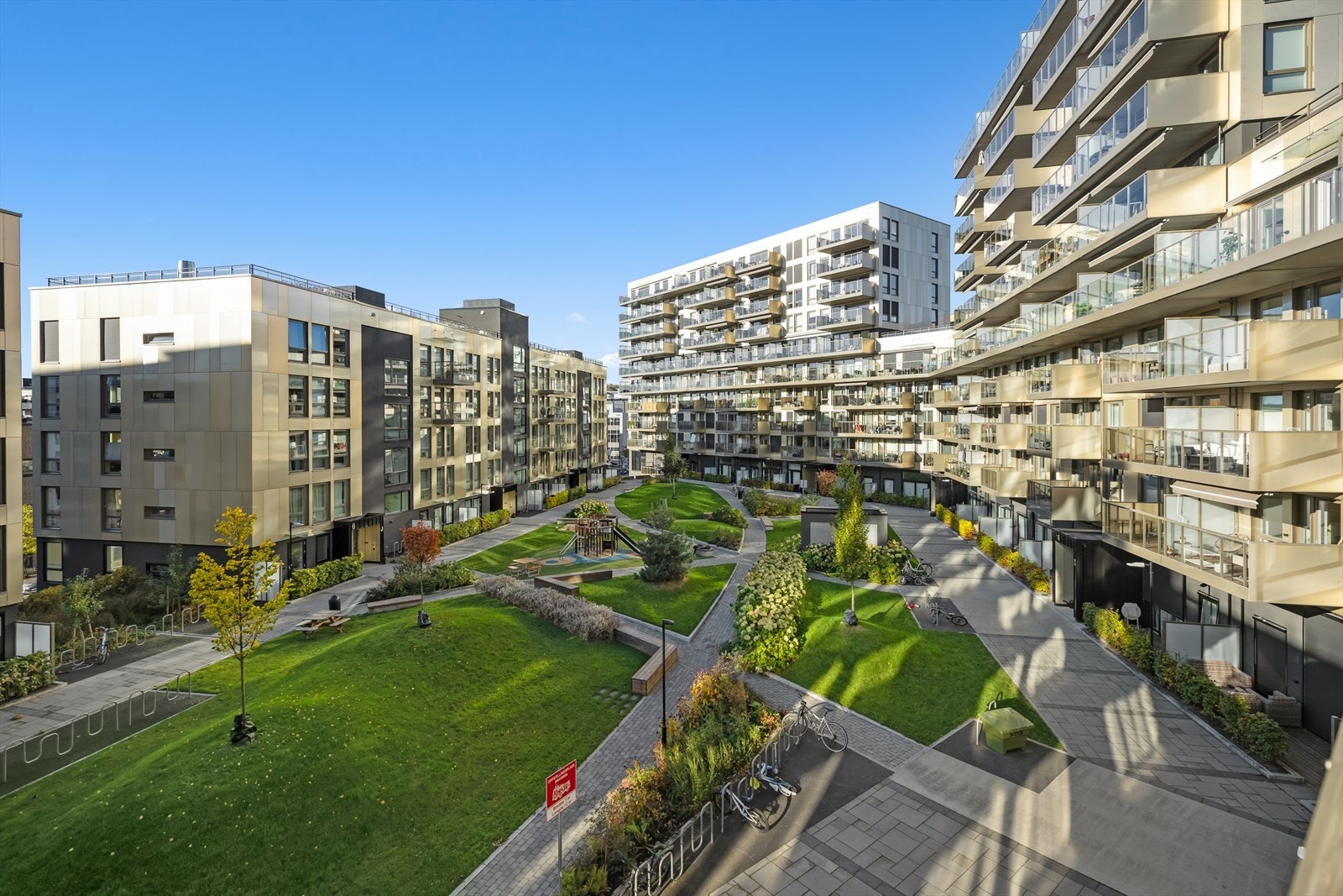 Skjermet og bilfritt sameie, svært velholdte og hyggelige fellesarealer Galleribilde