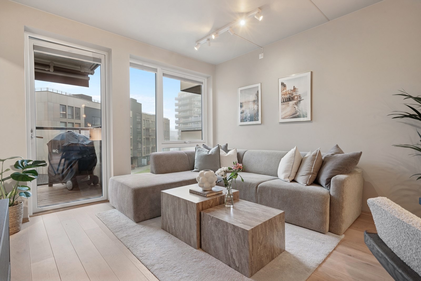 Høy standard, flott takhøyde og solrik balkong på 8m² Galleribilde