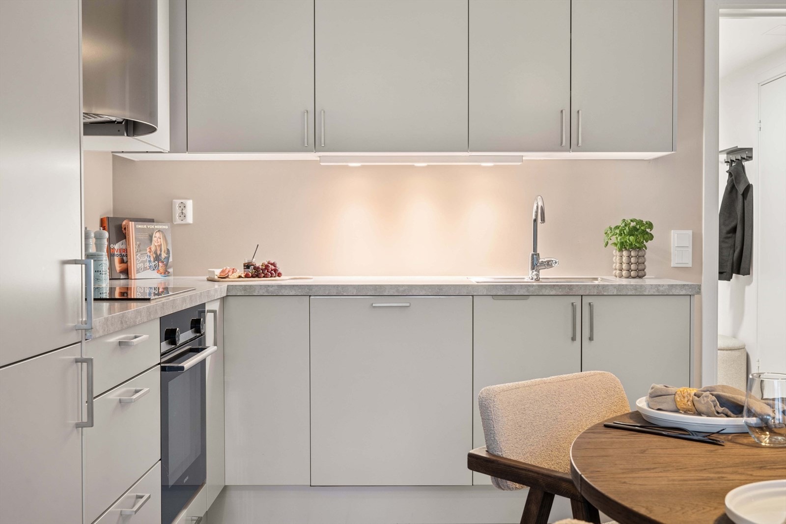 Integrert platetopp (induksjon), stekeovn, oppvaskmaskin, kjøleskap og fryseskap Galleribilde