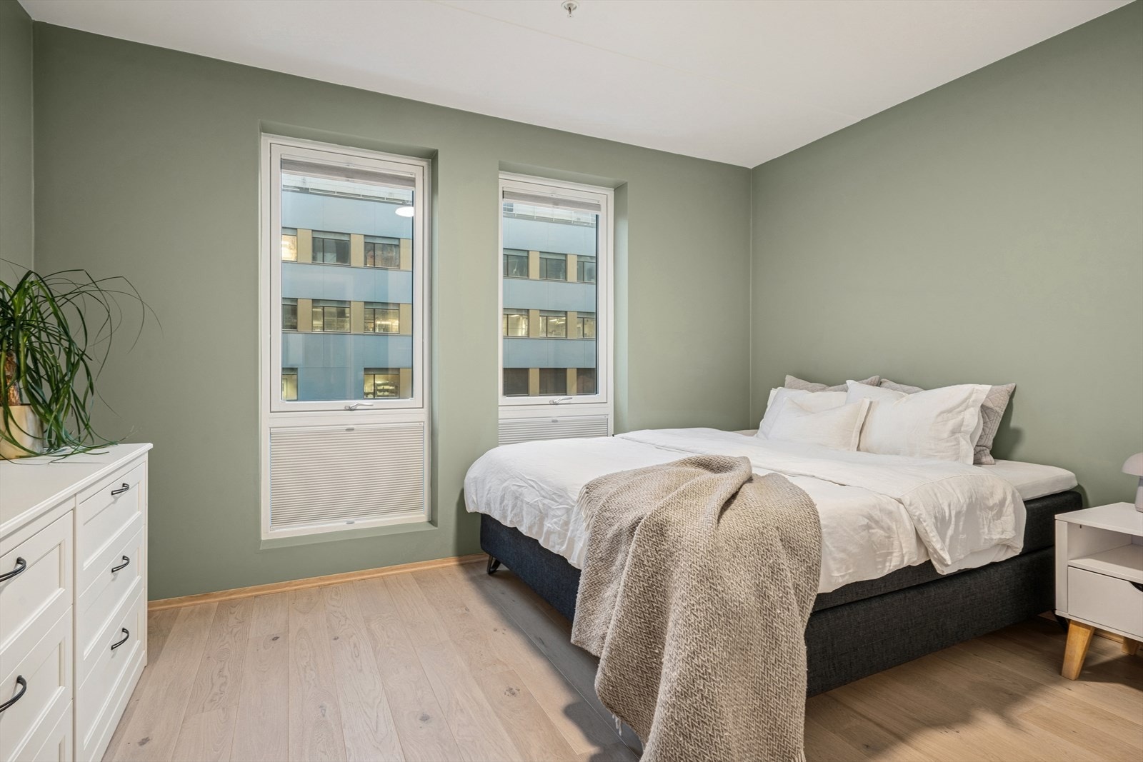 Svalt og romslig hovedsoverom med plass til blant annet stor seng, nattbbord samt oppbevaringsmøblement etter eget ønske Galleribilde