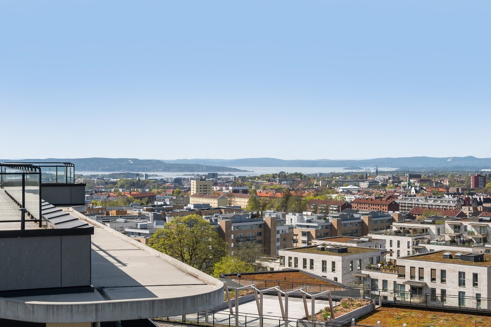Her er det bare å nyte tilværelsen på takterrassen Galleribilde