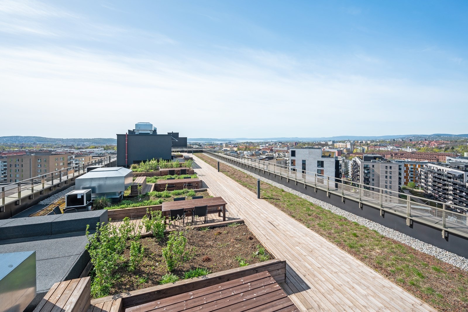 Felles takterrasse med panoramautsikt over byen og fjorden Galleribilde