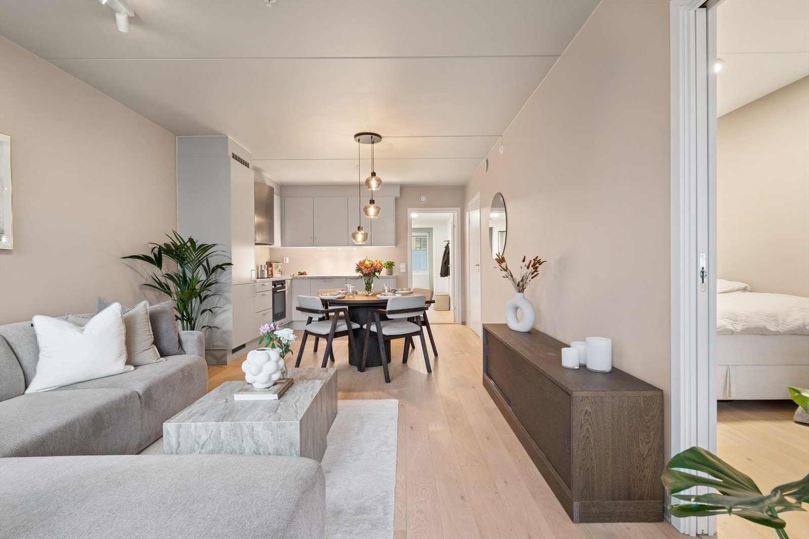 En super leilighet med god takhøyde som bidrar til særdeles god romfølselse, flott standard og lekker 1-stavs eikeparkett Galleribilde