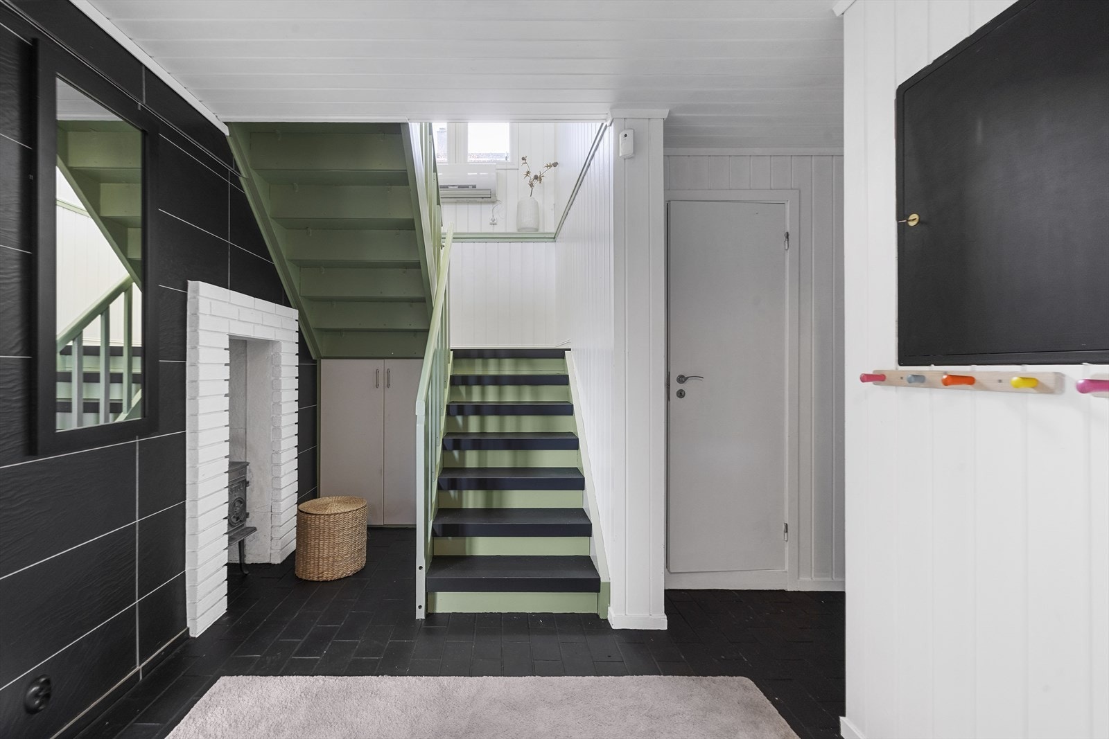 Fra hall er det inngang til 3 soverom, bodrom, bad og vaskerom, samt trapp opp til boligens hovedetasje Galleribilde