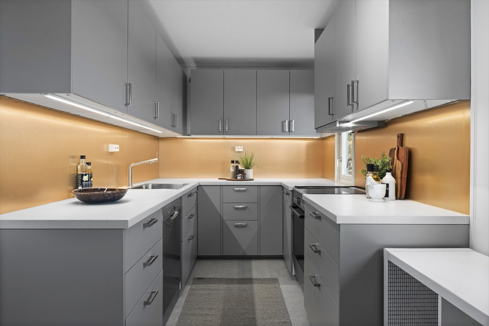 Kjøkkenet har stilren innredning fra Ikea, med slette fronter på over- og underskap samt skuffer Galleribilde