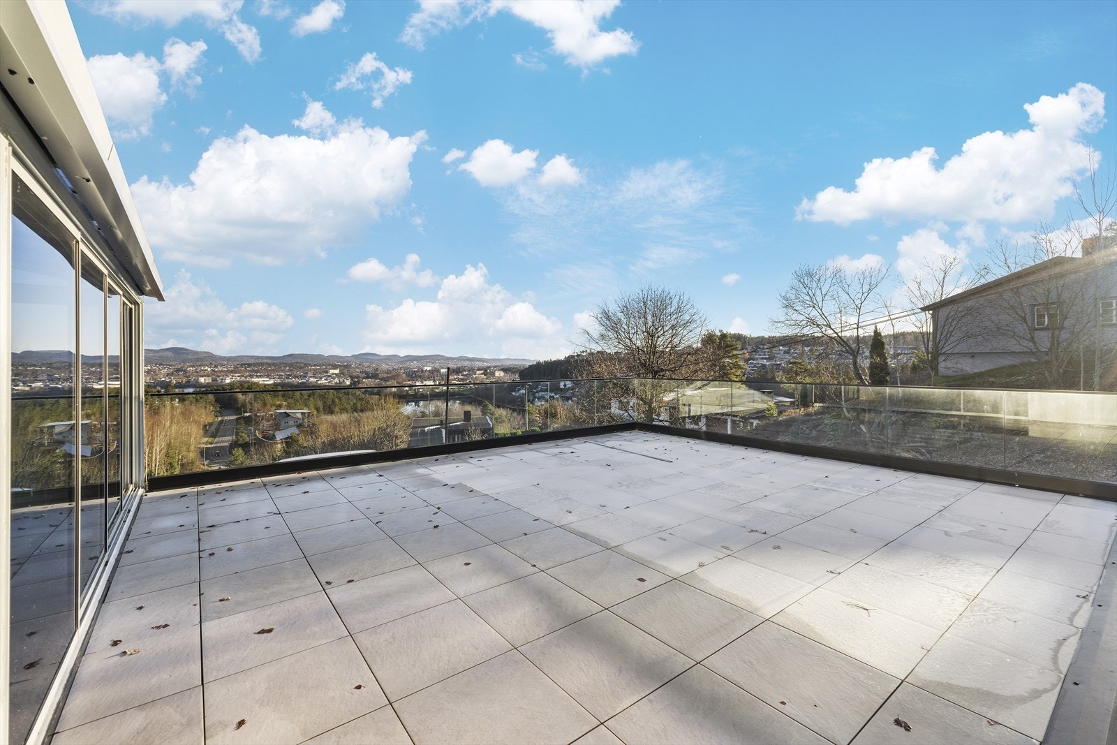 Fra hagestuen er det utgang til romslig terrasse mot sydvest, hvor man kan nyte fantastiske solforhold i avslappende omgivelser Galleribilde