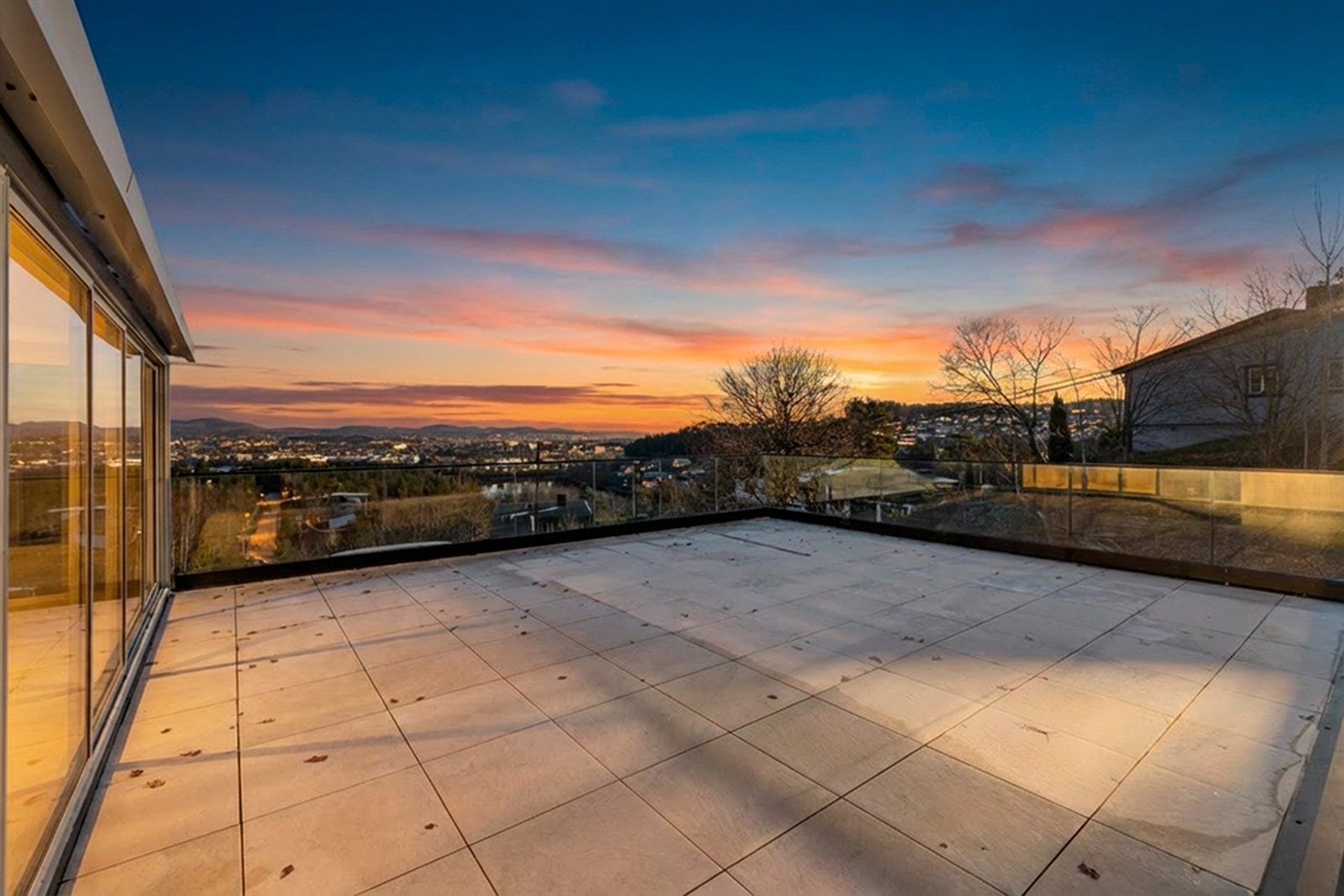 Fra takterrassen kan man nyte en praktfull utsikt og flotte solforhold Galleribilde