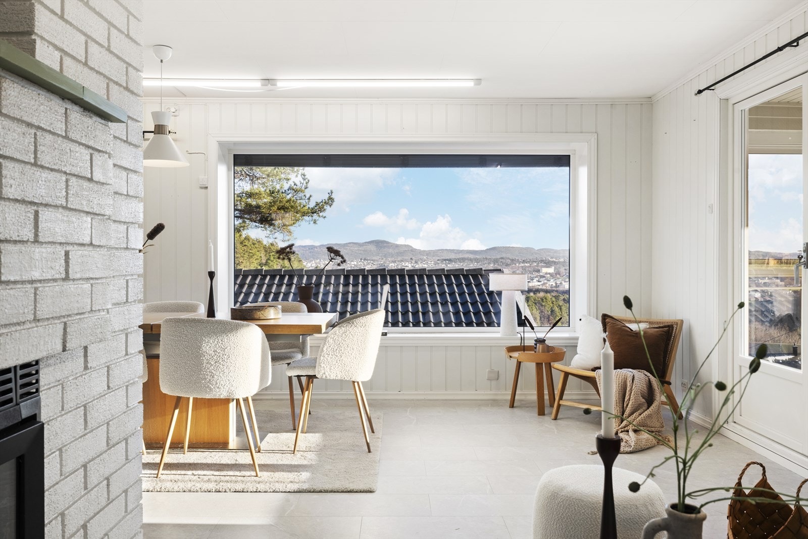 Det er gjennomgående lyse rom med store vindusflater Galleribilde