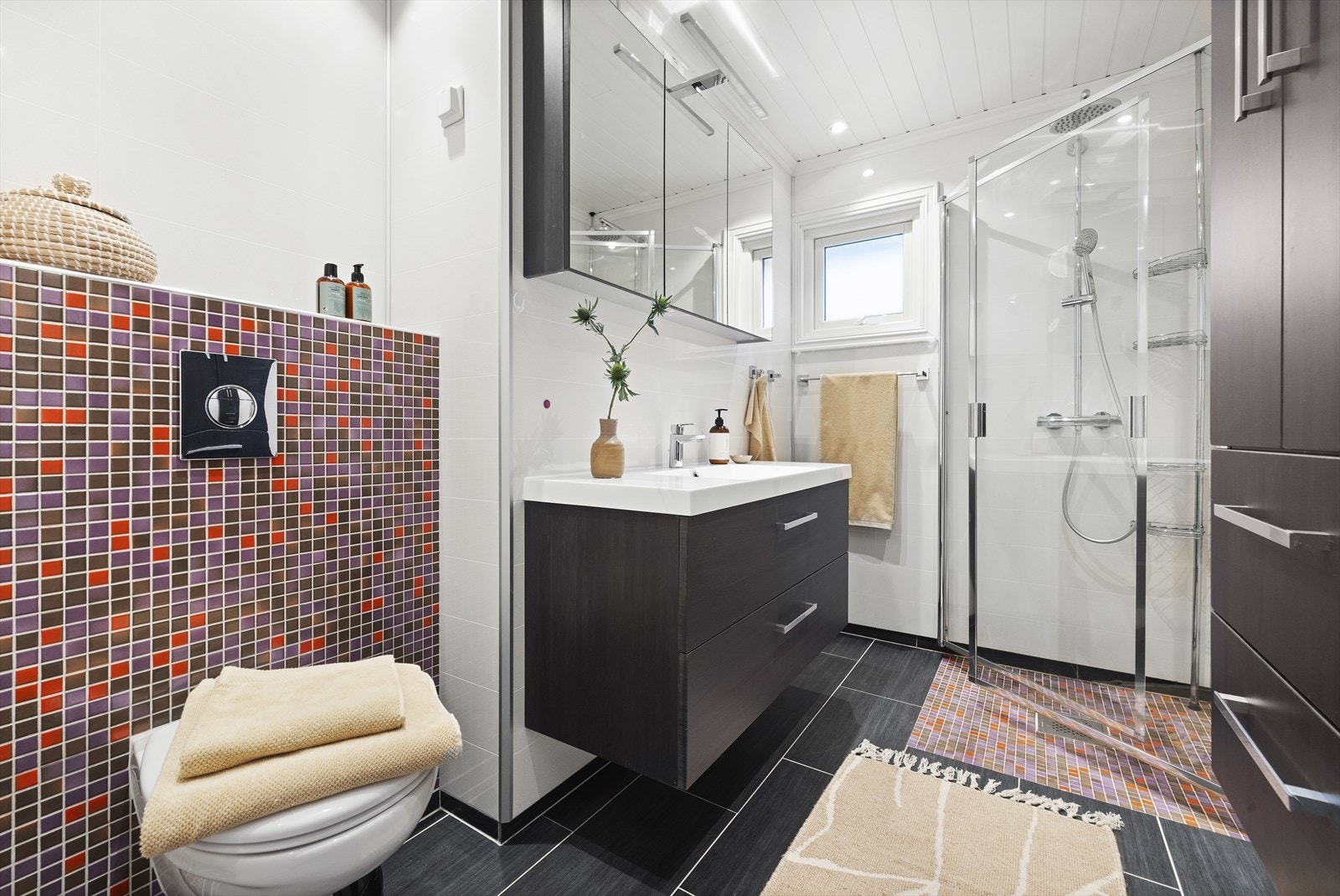 Baderommet i hovedetasjen er fra 2017, med våtromsplater på vegger og flis på gulv med varmekabler Galleribilde