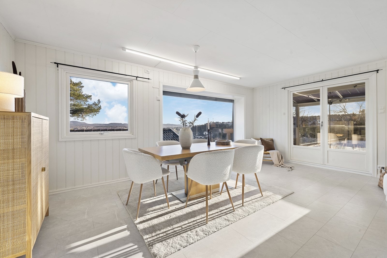 Fra stuen er det videre adkomst til innglasset hagestue Galleribilde