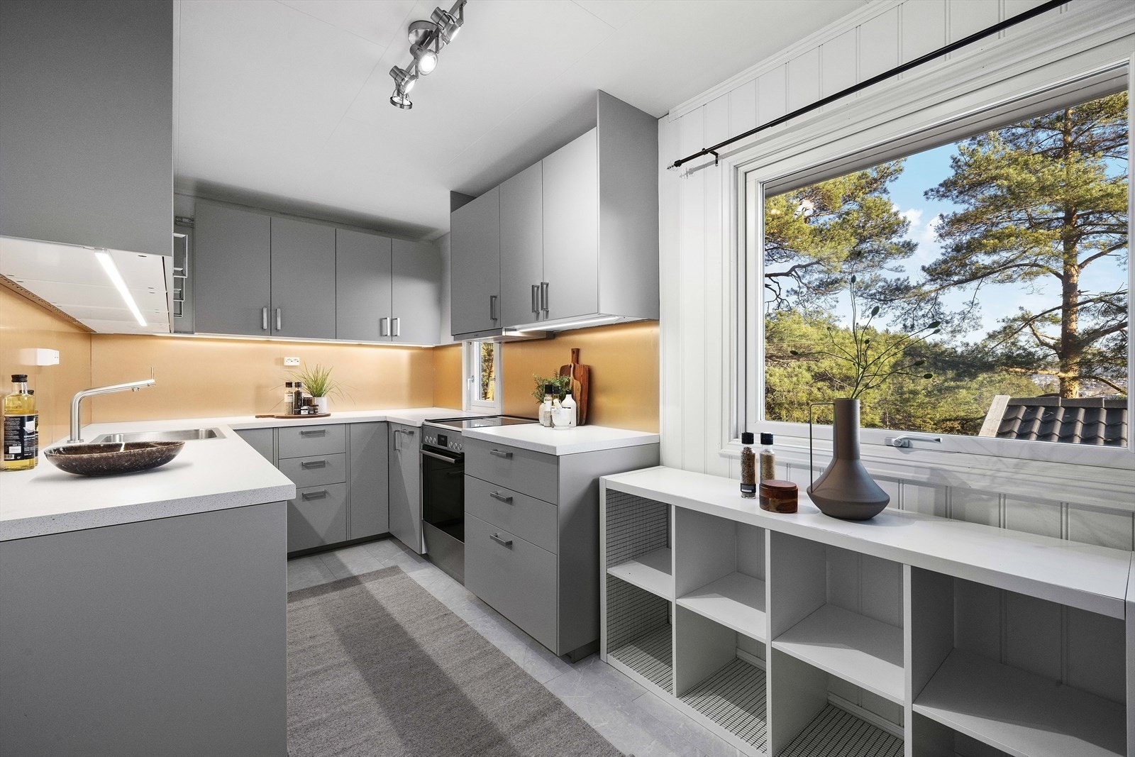 Kjøkkenet har stilren innredning fra Ikea, med slette fronter på over- og underskap samt skuffer Galleribilde