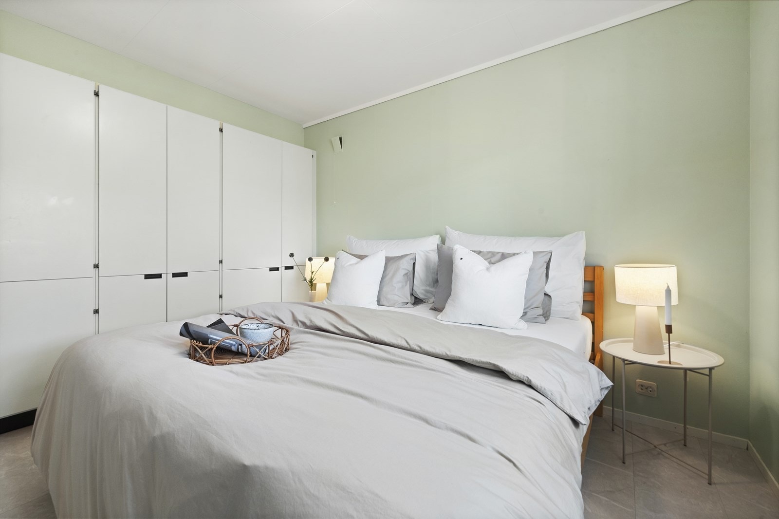 Hovedsoverommet har god plass til dobbeltseng, og er innredet med garderobeskap Galleribilde