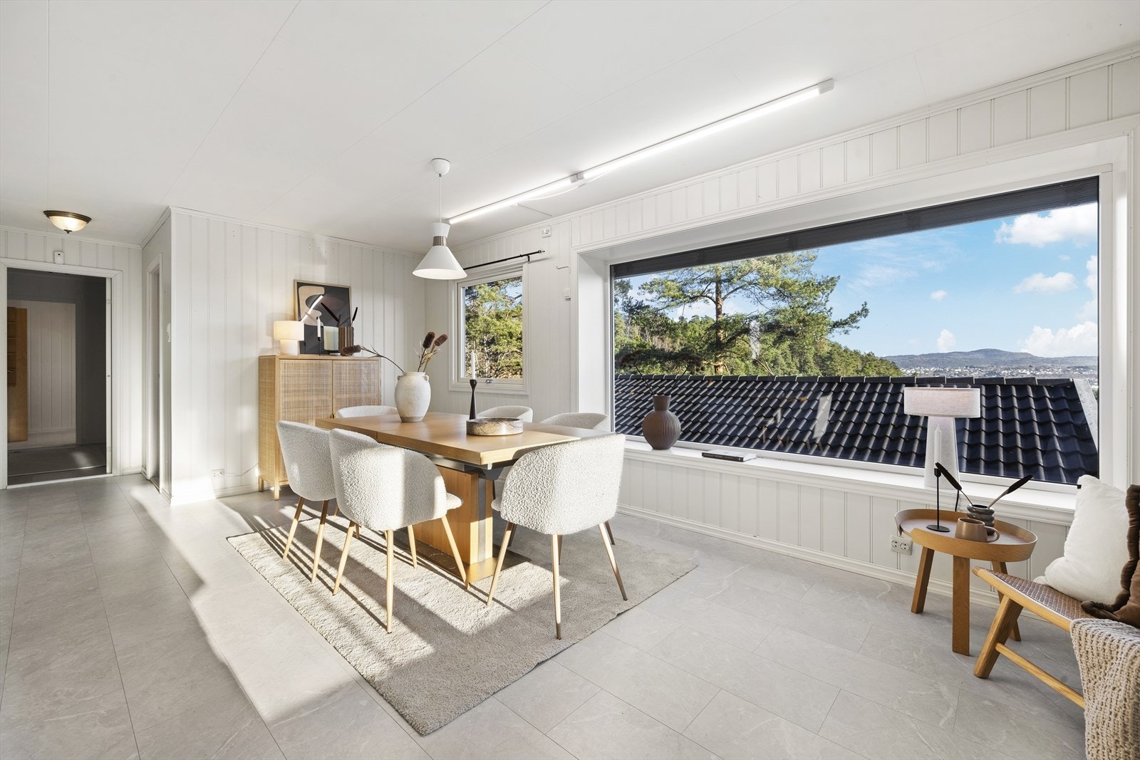 Stuen har store vindusflater som gir gode lysforhold Galleribilde