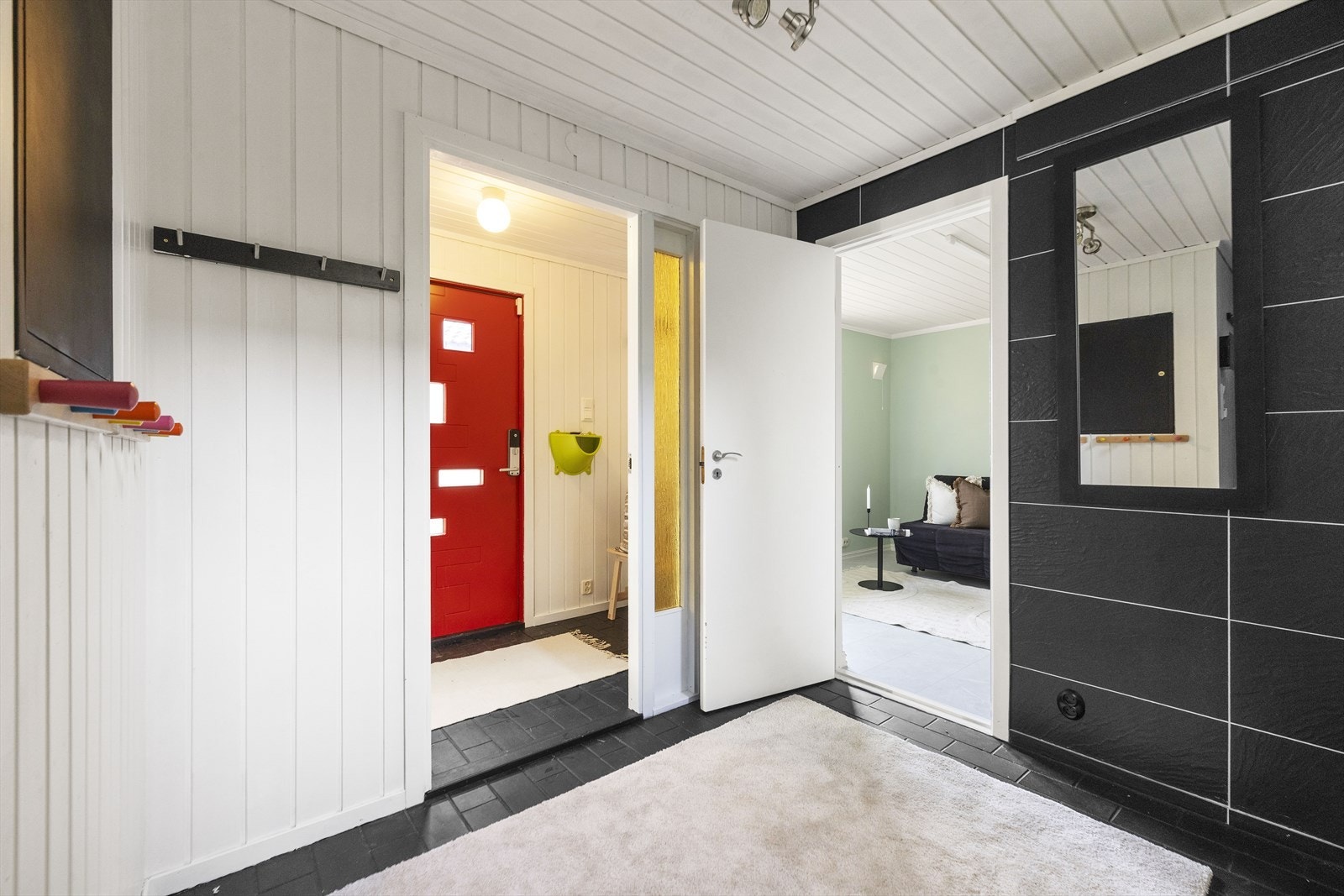 Fra inngangsparti kommer man inn til flislagt entrè, med videre adkomst til stor hall Galleribilde