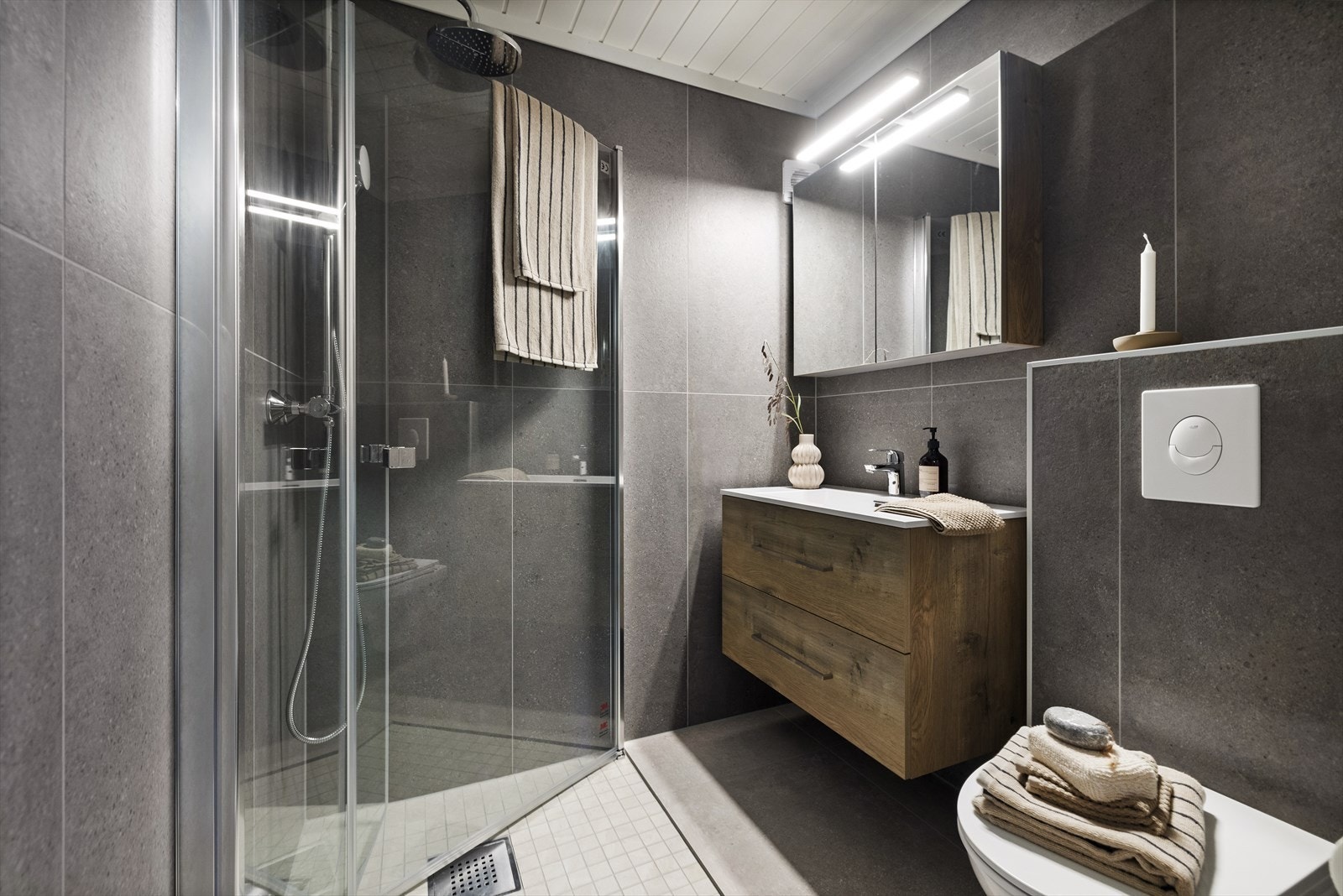 Baderommet i underetasjen er nytt i 2025, med moderne og delikate materialvalg og innredninger Galleribilde