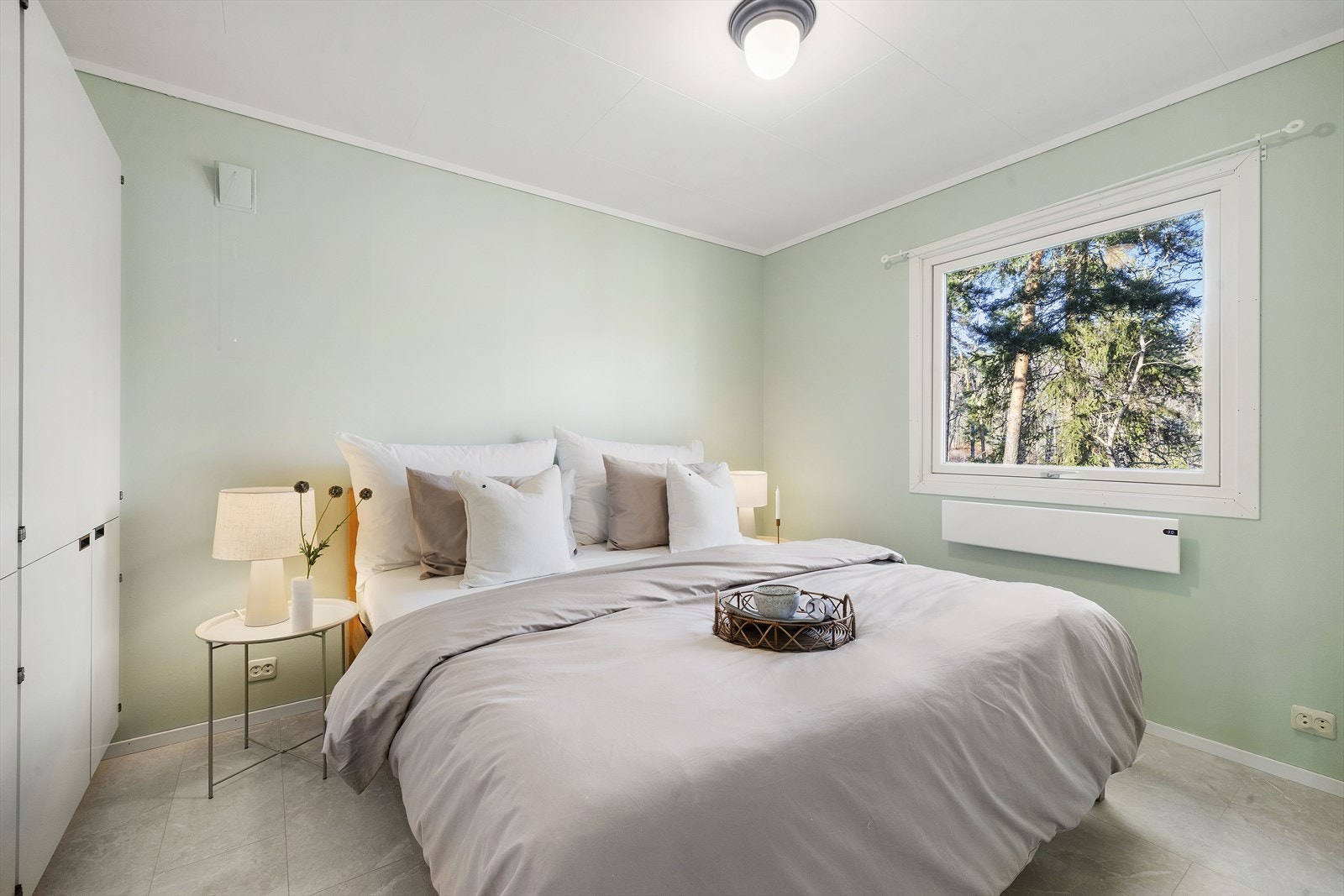 Denne flotte familieboligen har 5 romslige soverom, fordelt med to i hovedetasjen og tre i underetasjen Galleribilde