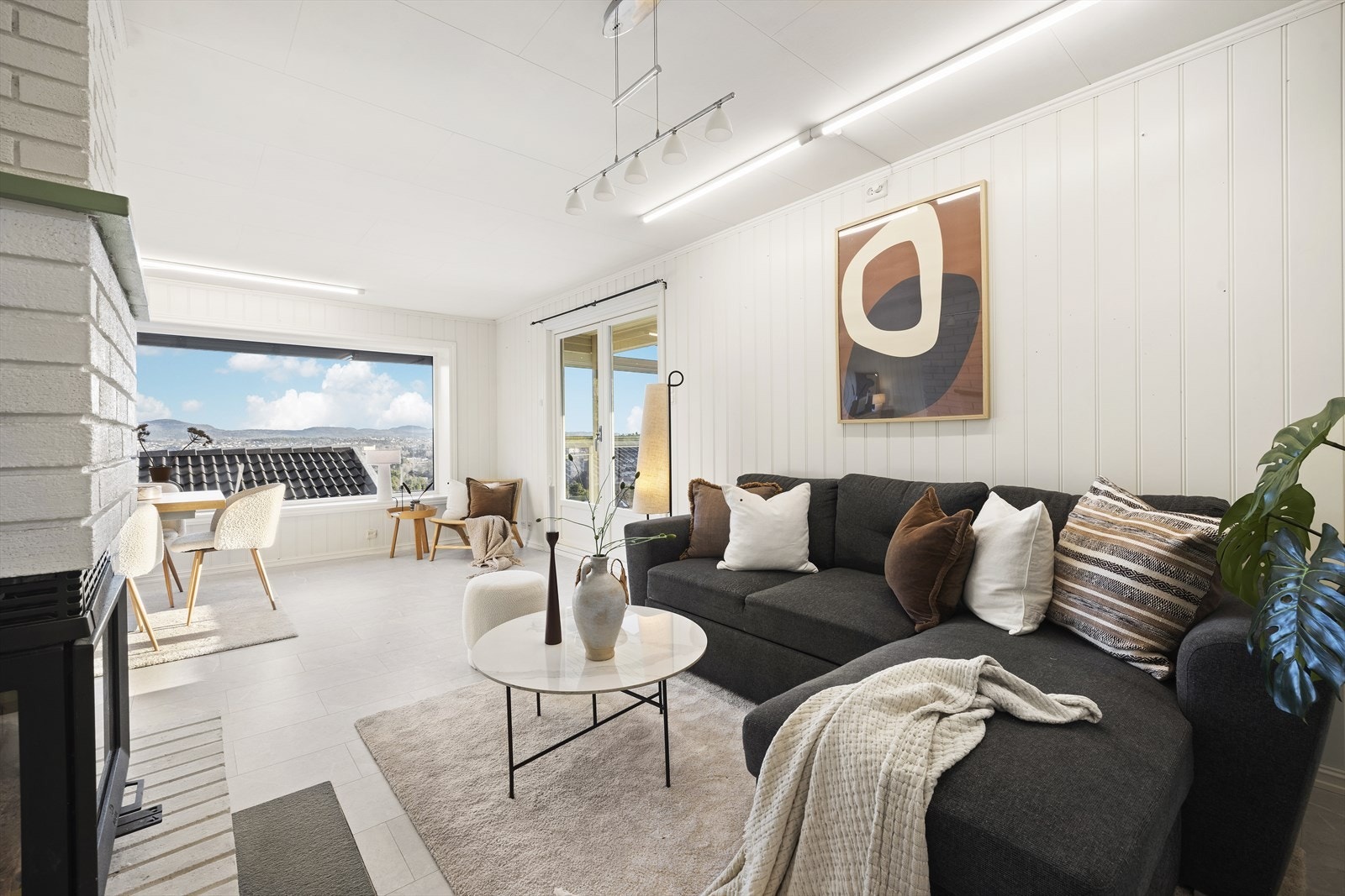 Stuen har praktisk romløsning i vinkel, som gir flere møbleringsalternativ Galleribilde