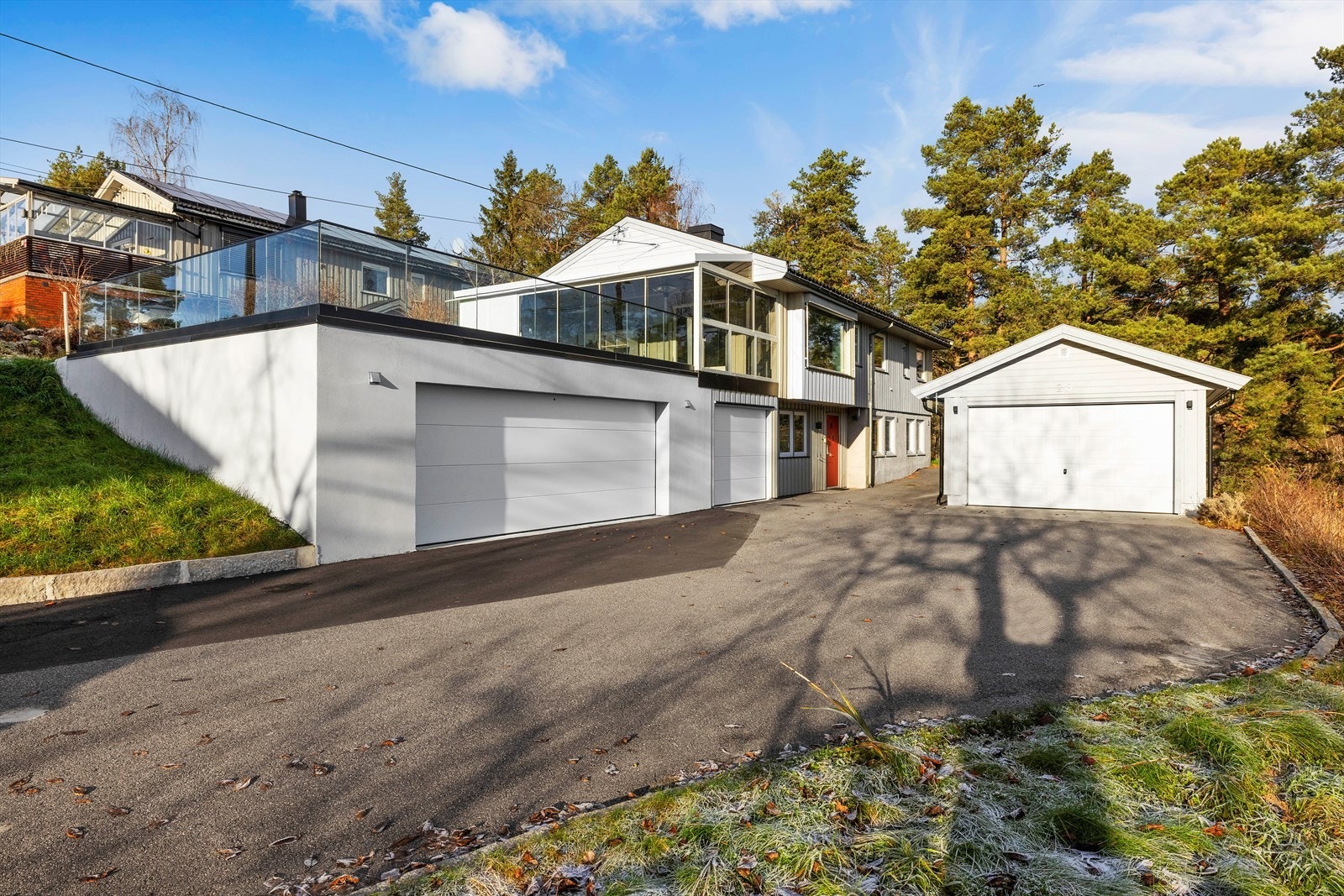 Det er særdeles gode parkeringsmuligheter i 3 garasjer: dobbel garasje, integrert enkel garasje og romslig frittliggende garasje Galleribilde