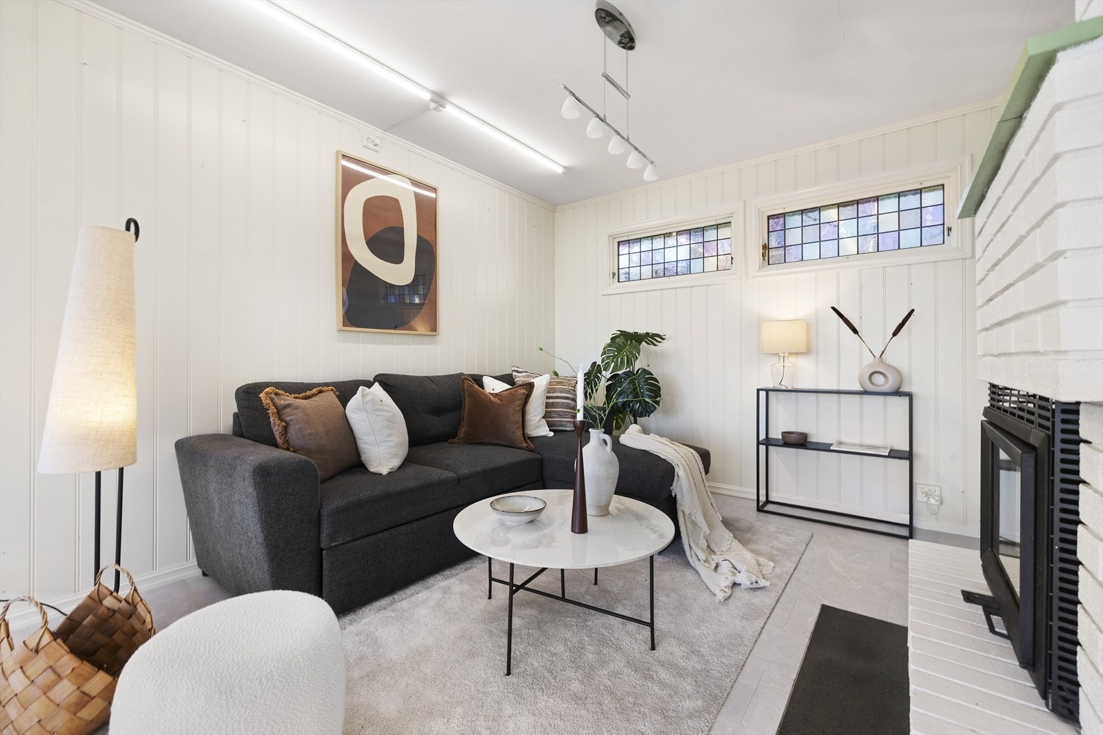 Rommet er i dag innredet med sofagruppe og spisestue Galleribilde