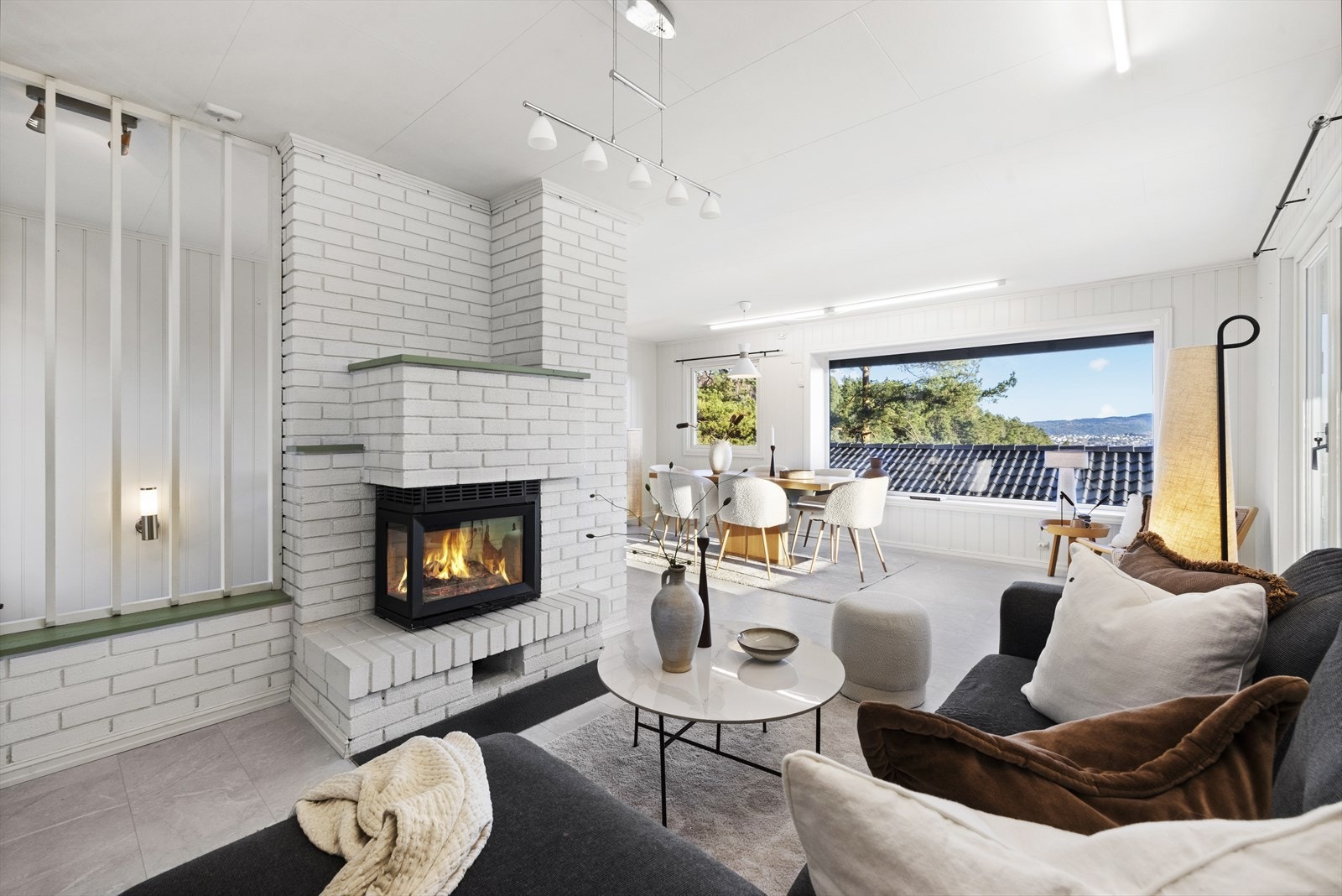 I boligens hovedetasje kommer man inn til romslig og innbydende stue/spisestue, med flott utsikt Galleribilde