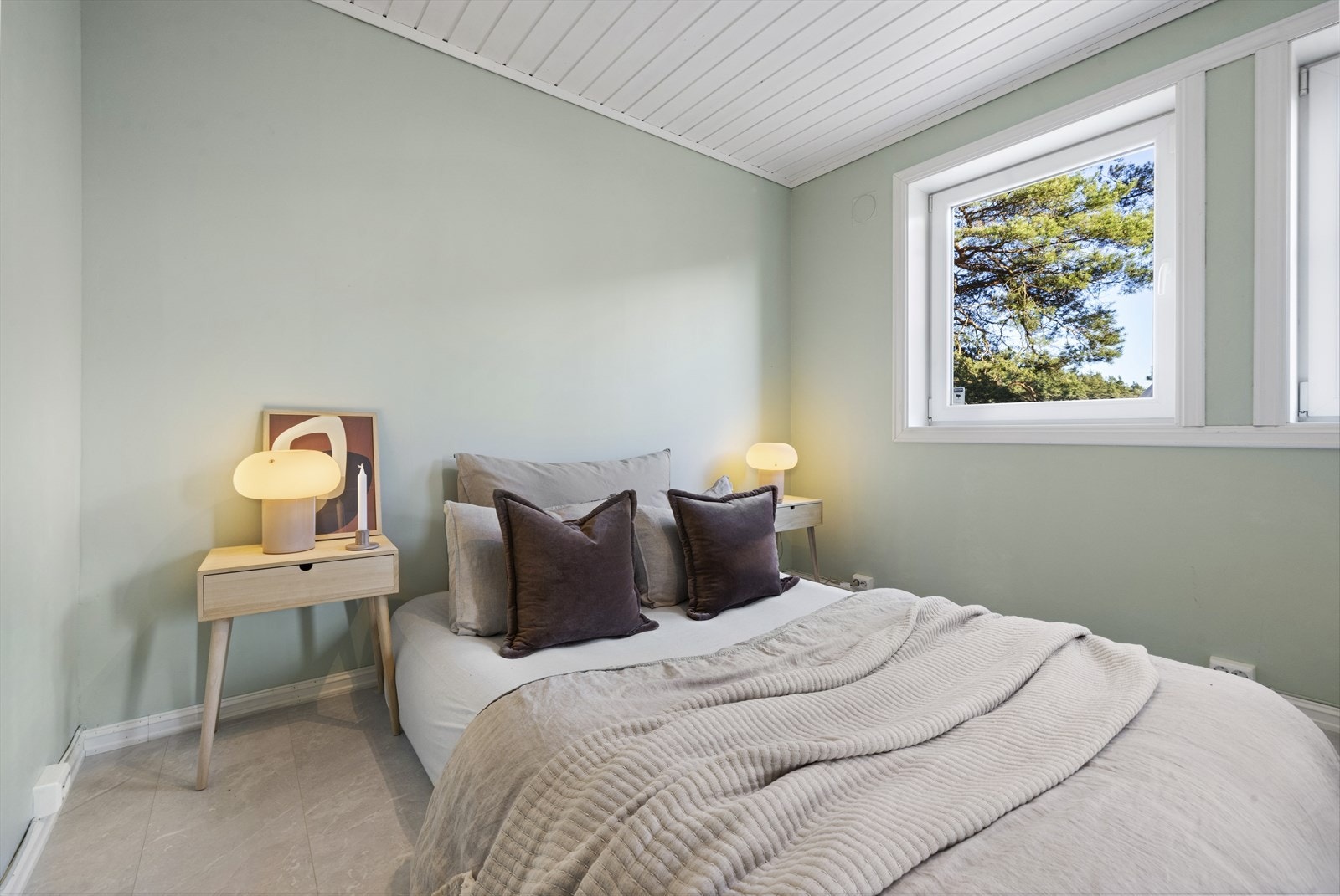 De resterende soverommene har plass til seng, kommode og skrivepult Galleribilde