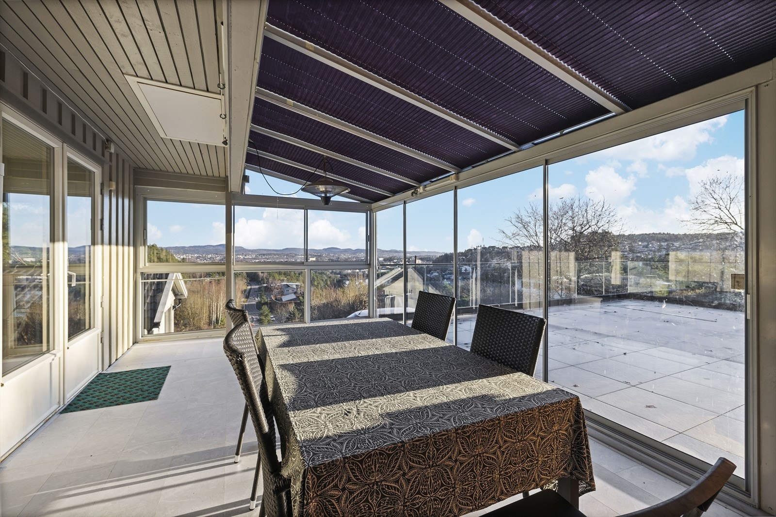 Fra stuen er det videre adkomst til innglasset hagestue, med god plass til flere sittegrupper Galleribilde