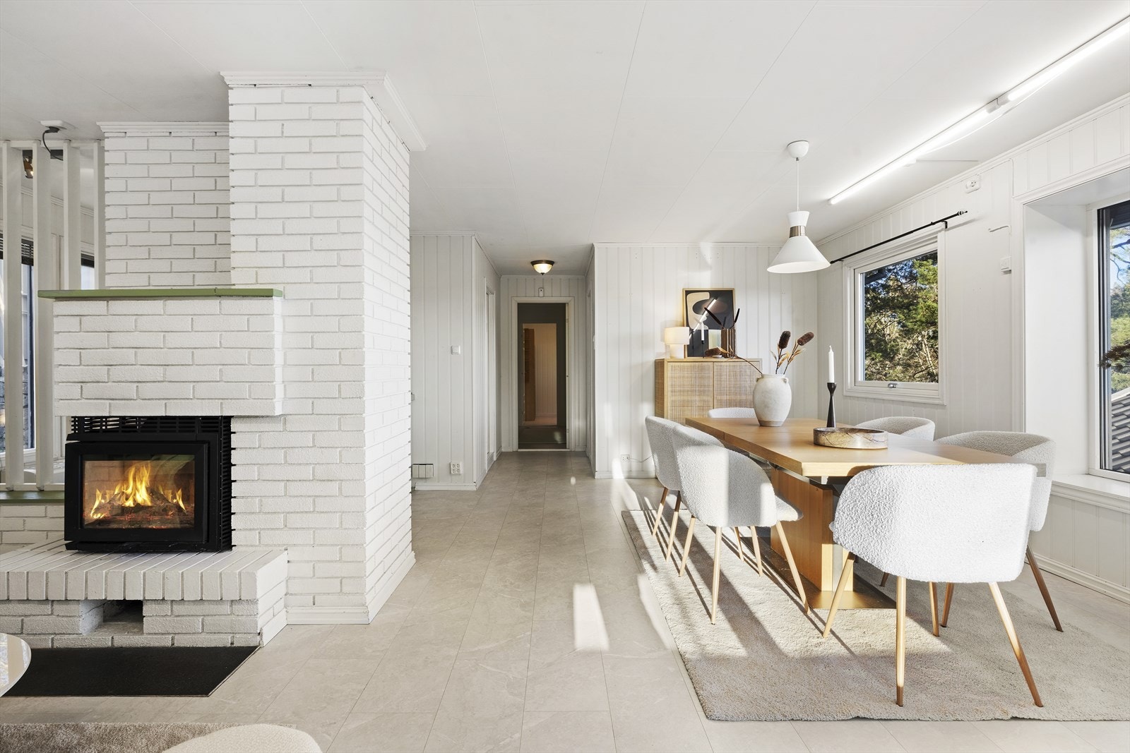 Spisestuen er praktisk plassert mellom stuen og kjøkken, med god plass til stort langbord Galleribilde