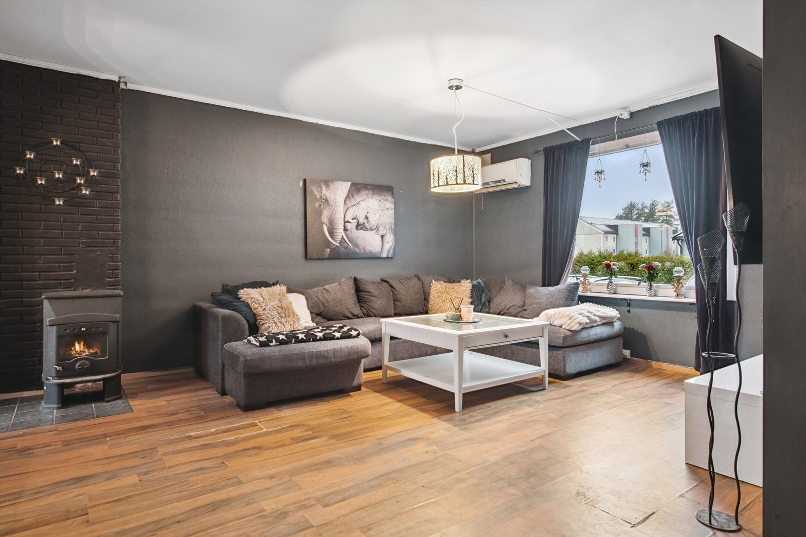 I stuen er det en varmepumpe og en peisovn. Galleribilde