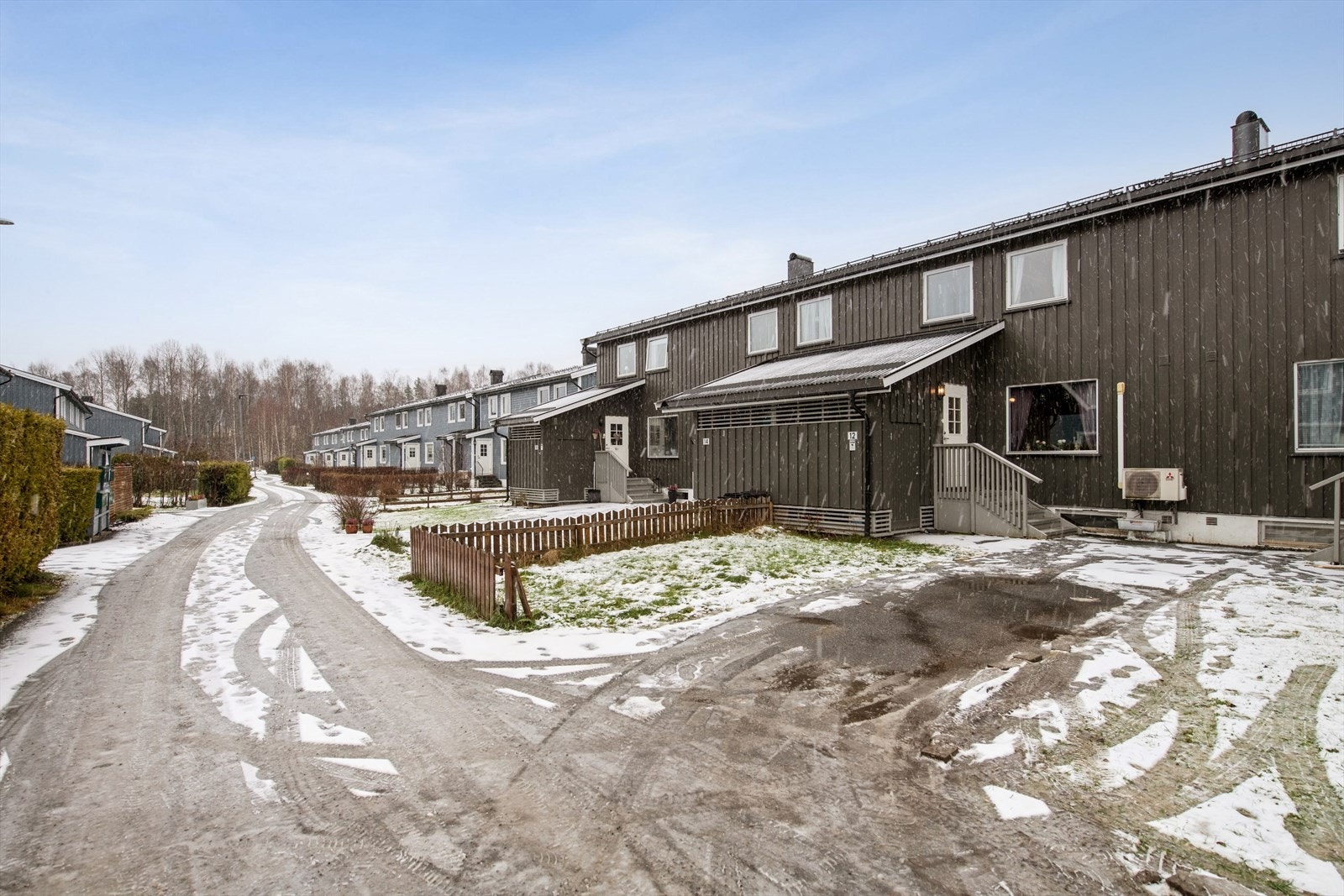 Rekkehuset ligger i et barnevennlig boligområde på Vennersberg i Kongsvinger. Galleribilde