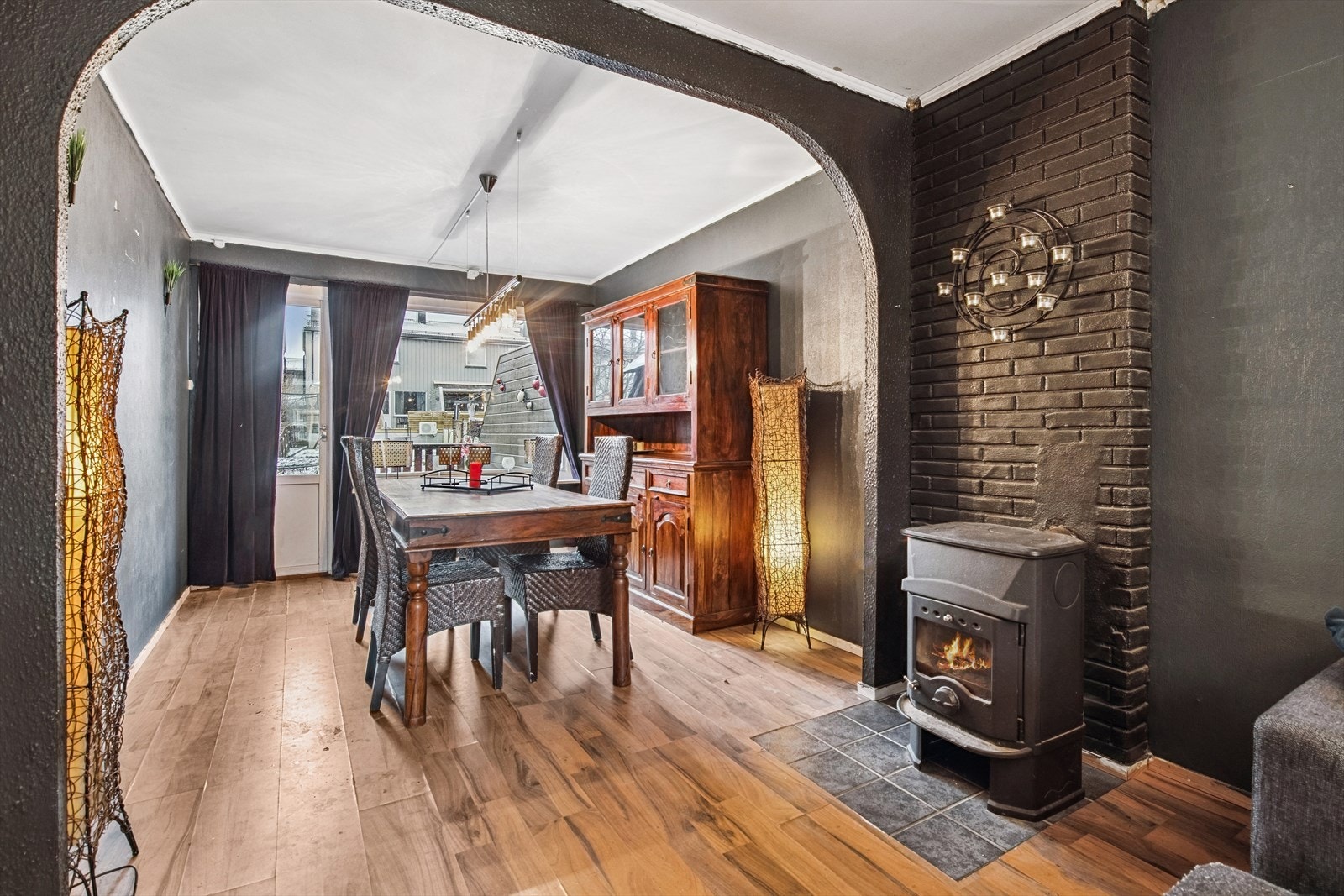 Fra spisestuen er det utgang ut til terrassen. Galleribilde