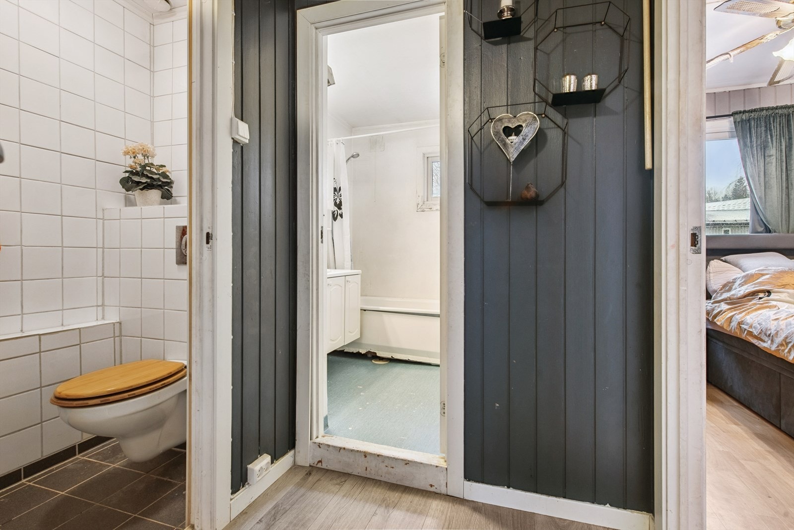 Oppe i 2. etasje er det bad, wc og 3 soverom Galleribilde